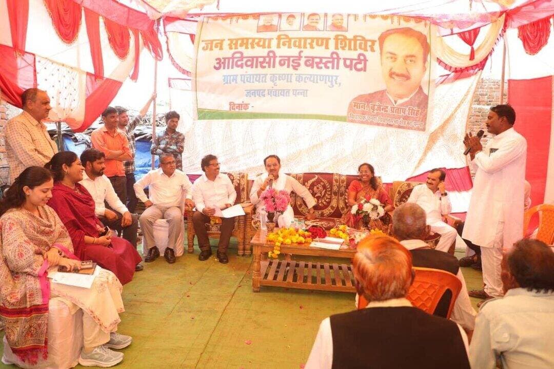 *पन्ना विधायक ने ग्राम पटीबजरिया एवं तारा में जन समस्या निवारण शिविर में सुनीं समस्याएं*
*कलेक्टर के साथ नवीन बसाहट स्थल का किया निरीक्षण*
--------------
पन्ना विधायक एवं पूर्व कैबिनेट मंत्री बृजेन्द्र प्रताप सिंह ने मंगलवार को कलेक्टर ऊषा परमार सहित अन्य विभागीय अधिकारियों के साथ केन-बेतवा लिंक परियोजना अंतर्गत विस्थापित ग्राम के परिवारों की समस्याओं को सुनने और समाधान के लिए ग्राम पटीबजरिया एवं तारा का भ्रमण किया तथा विस्थापित ग्रामवासियों की गंभीरतापूर्वक समस्याएं सुनीं। इस दौरान लोगों को आश्वस्त किया गया कि नवीन बसाहट स्थल पर आंगनबाड़ी केन्द्र एवं स्कूल संचालन सहित पेयजल, सड़क और नाली निर्माण जैसी सुविधाएं भी मुहैया कराई जाएंगी। इसके अलावा नवीन विस्थापित परिवारों को आसानी से खाद्यान्न वितरण सहित बच्चों का स्कूल में प्रवेश भी सुनिश्चित कराया जाएगा। पूर्व मंत्री श्री सिंह ने कहा कि शासन स्तर से महत्वाकांक्षी एवं लाभकारी परियोजना में बेहतर रूप से लोगों के विस्थापन और पुर्नवास का लक्ष्य निर्धारित किया गया था। सुनियोजित रूप से प्रभावितजनों का व्यवस्थापन ही शासन की मुख्य मंशा है। इसके बावजूद भी कतिपय कारणोंवश अब तक मुआवजा राशि से वंचित जनों को शीघ्र राशि का भुगतान मिलेगा। दस्तावेजों में त्रुटिपूर्ण आयु दर्ज होने संबंधी मामलों के निराकरण के लिए शिविर एवं मेडिकल टेस्ट के जरिए आयु निर्धारण का निर्णय भी लिया गया है। पन्ना विधायक द्वारा जिला प्रशासन को संबंधितजनों के वांछित दस्तावेजों की पूर्ति के मकसद से अविलंब आवश्यक कार्यवाही के निर्देश दिए गए। उन्होंने कहा कि पात्र व्यक्तियों द्वारा जायज हक की मांग करना उनका अधिकार है। इसी के परिणामस्वरूप पुनर्वास राशि में बढ़ोत्तरी सहित भविष्य की सुविधाओं व विकास की कार्ययोजना भी बनाई गई है। नवीन बसाहट स्थल पर व्यवस्थित रूप से मकान निर्माण सहित अन्य मूलभूत विकास और निर्माण के कार्य भी करवाए जाएंगे।उन्होंने उपस्थित अधिकारियों को व्यवस्थित तरीके से ग्राम की बसाहट सुनिश्चित कराने के निर्देश दिए। साथ ही ग्रामवासियों से भी मॉडल ग्राम बनाने की दिशा में कार्य करने का आह्वान किया। उन्होंने जिला प्रशासन के अधिकारियों से आवश्यकता मुताबिक पुनः सर्वे के लिए भी कहा।