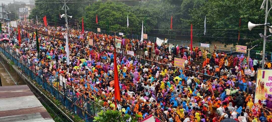 • कुबेरेश्वर धाम पर कांवड़ यात्रा सफलतापूर्वक संपन्न
• कलेक्टर-एसपी के कुशल मार्गदर्शन, माइक्रो प्लानिंग और धाम समिति के समन्वय से यात्रा रही सुचारू
• कलेक्टर-एसपी ने किया निरंतर निरीक्षण
सीहोर के कुबेरेश्वर धाम में आयोजित कांवड़ यात्रा श्रद्धा, भक्ति और उत्साह के साथ सफलतापूर्वक संपन्न हुई। देशभर से बड़ी संख्या में श्रद्धालु कांवड़ लेकर सीवन नदी घाट पहुंचे और वहां से पवित्र जल लेकर कुबेरेश्वर धाम पहुंचकर भगवान शिव का जलाभिषेक किया। पूरे आयोजन के दौरान कांवड़ यात्रा सुचारू रूप से संचालित हुई और किसी प्रकार का व्यवधान उत्पन्न नहीं हुआ।
कलेक्टर श्री बालागुरू के. एवं पुलिस अधीक्षक श्रीमती सोनाक्षी सक्सेना के कुशल मार्गदर्शन में यात्रा के लिए पूर्व से ही विस्तृत माइक्रो प्लानिंग तैयार की गई थी। कुबेरेश्वर धाम समिति के साथ लगातार समन्वय रखते हुए श्रद्धालुओं की सुविधा, सुरक्षा और यातायात व्यवस्था को लेकर आवश्यक तैयारियां की गईं। इसी सुव्यवस्थित कार्ययोजना का परिणाम रहा कि यात्रा के दौरान श्रद्धालुओं को किसी प्रकार की कठिनाई का सामना नहीं करना पड़ा।
कांवड़ यात्रा के सुचारू संचालन के लिए प्रशासनिक अमला पूरी मुस्तैदी के साथ अपने दायित्वों का निर्वहन करता रहा। शासकीय अमले को दो दिन पहले ही विभिन्न व्यवस्थाओं और निर्धारित स्थलों पर दायित्व सौंप दिए गए थे। अधिकारी-कर्मचारियों ने अपने दायित्वों को पूरी गंभीरता, संवेदनशीलता और सेवा भाव के साथ निभाया तथा पूरे आयोजन के दौरान लगातार ड्यूटी पर तैनात रहे।
यात्रा मार्ग और कुबेरेश्वर धाम पर मेडिकल कैंप, सहायता केन्द्र, कंट्रोल रूम, यातायात प्रबंधन, पार्किंग, पेयजल, साफ-सफाई सहित अन्य आवश्यक व्यवस्थाएं सुनिश्चित की गई थीं। स्वास्थ्य विभाग की टीमों ने श्रद्धालुओं को आवश्यक चिकित्सा सुविधा उपलब्ध कराई। सहायता केन्द्रों के माध्यम से श्रद्धालुओं को मार्गदर्शन एवं सहयोग दिया गया। कंट्रोल रूम से पूरे आयोजन की सतत निगरानी की गई, जबकि पुलिस एवं प्रशासन की टीमों ने यातायात व्यवस्था को सुचारू बनाए रखने के लिए लगातार कार्य किया।
पार्किंग स्थलों पर वाहनों की व्यवस्थित पार्किंग सुनिश्चित की गई और श्रद्धालुओं के लिए पर्याप्त पेयजल की व्यवस्था रही। साफ-सफाई व्यवस्था के लिए संबंधित अमला पूरे समय सक्रिय रहा। प्रशासन द्वारा मार्ग एवं आयोजन स्थल पर आवश्यक व्यवस्थाओं की निरंतर निगरानी की गई, जिससे श्रद्धालुओं के आवागमन में किसी प्रकार की परेशानी नहीं हुई। इसके साथ ही रेलवे स्टेशन और बस स्टैंड पर श्रद्धालुओं को कोई परेशानी न हो इसके लिए भी अधिकारियों और कर्मचारियों को तैनात किया गया और निरंतर मॉनिटरिंग की गई।
कुबेरेश्वर धाम समिति के पदाधिकारियों, स्वयंसेवकों तथा प्रशासनिक अमले के सतत समन्वय से यात्रा शांतिपूर्ण और व्यवस्थित रूप से सम्पन्न हुई। समिति के स्वयंसेवकों ने श्रद्धालुओं की सहायता, मार्गदर्शन और व्यवस्थाओं को सुचारू बनाए रखने में महत्वपूर्ण भूमिका निभाई। कांवड़ यात्रा का सफल आयोजन प्रशासन, पुलिस, विभिन्न विभागों के अधिकारी-कर्मचारियों, कुबेरेश्वर धाम समिति, स्वयंसेवकों और श्रद्धालुओं के आपसी समन्वय का परिणाम रहा। प्रशासन की समर्पित टीम ने पूरी तत्परता और सेवा भाव के साथ दायित्व निभाते हुए यह सुनिश्चित किया कि कुबेरेश्वर धाम आने वाले श्रद्धालुओं को सुगम, सुरक्षित और व्यवस्थित वातावरण उपलब्ध हो।
कलेक्टर-एसपी ने किया निरंतर निरीक्षण
कांवड़ यात्रा को सुचारू रूप से संपन्न कराने के लिए कलेक्टर श्री बालागुरू के. और एसपी श्रीमती सोनाक्षी सक्सेना ने निरंतर कुबेरेश्वर धाम, सीवन नदी चौराहा, यात्रा मार्ग और रेलवे स्टेशन का निरीक्षण किया तथा सभी व्यवस्थाओं की मॉनिटरिंग की। इसी क्रम में यात्रा संपन्न होने के बाद कलेक्टर-एसपी रेलवे स्टेशन पहुंचे। उन्होंने निर्देश दिए कि कांवड़ यात्रा से अपने घरों को वापस लौट रहे श्रद्धालुओं को किसी प्रकार की परेशानी न हो। सभी अधिकारी-कर्मचारी मुस्तैद रहें और रेलवे स्टेशन एवं बस स्टैंड पर श्रद्धालुओं की सुविधा, यातायात एवं सुरक्षा व्यवस्था पर विशेष ध्यान दिया जाए। उन्होंने अधिकारियों को निर्देश दिए कि श्रद्धालुओं की सुरक्षित और सुगम वापसी सुनिश्चित करने के लिए आवश्यक व्यवस्थाओं की लगातार निगरानी की जाए।
#JansamparkMP #CMMadhyaPradesh #MadhyaPradesh #sehore