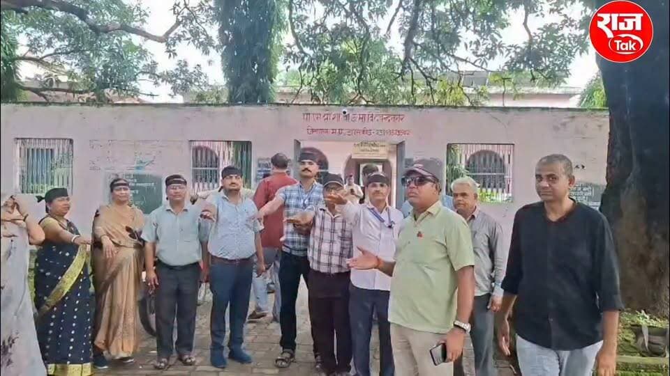 टीईटी परीक्षा के विरोध मे शिक्षको ने काली पट्टी बॉध कर जताई नाराजगी,शिक्षक साथियों ने परीक्षा फार्म न भरने के लिए ली शपथ