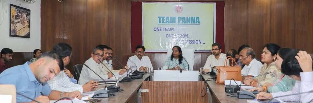 *कलेक्टर की अध्यक्षता में हुई टीएल बैठक*
कलेक्टर ऊषा परमार ने सोमवार को विभागीय अधिकारियों की साप्ताहिक टीएल बैठक में जनसमस्याओं के निराकरण पर गंभीरतापूर्वक फोकस करने के निर्देश दिए। उन्होंने कहा कि सीएम हेल्पलाइन में ए ग्रेड की बजाय विभाग द्वारा शिकायतों को कम करने पर जोर दिया जाए। स्कूल शिक्षा विभाग की अधिक संख्या में लंबित सीएम हेल्पलाइन शिकायतों विशेषकर अतिथि शिक्षकों से संबंधित प्रकरणों को अभियान मोड में निराकृत करने के निर्देश जिला शिक्षा अधिकारी को दिए गए। कलेक्टर श्रीमती परमार ने कहा कि आगामी जन विश्वास अभियान के शिविरों के पूर्व 100 एवं 50 दिवस वाली सीएम हेल्पलाइन शिकायतों के प्रभावी निराकरण के लिए शिकायतकर्ता को समक्ष में बुलाकर एवं सुनकर शिकायत को संतुष्टिपूर्वक बंद कराएं। इसी तरह लोक सेवा गारंटी अधिनियम के तहत अधिसूचित विभागवार नागरिक सेवाओं की समीक्षा कर समय सीमा में प्रकरणों के निराकरण के निर्देश दिए। टीएल बैठक में भूमि आवंटन, न्यायालयीन जवाबदावा, वन विभाग से संबंधित मुद्दों सहित कल्दा-अमदरा सड़क निर्माण तथा केन-बेतवा लिंक परियोजना से विस्थापित ग्रामों में मूलभूत सुविधाओं के विकास के लिए आवश्यक प्रस्ताव पर भी चर्चा हुई। टीएल बैठक में जिला पंचायत सीईओ उमराव सिंह मरावी एवं अपर कलेक्टर मधुवंतराव धुर्वे सहित अन्य संबंधित विभागीय अधिकारी मौजूद रहे।