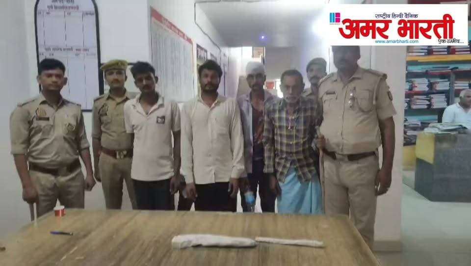 बाँदा :-थाना बबेरू क्षेत्र ग्राम फुफुंदी में गोली मारने की घटना में शामिल 04 अभियुक्तों को थाना बबेरू पुलिस द्वारा किया गया गिरफ्तार । घटना में प्रयुक्त अवैध तमंचा बरामद ।*
*विवरण* - पुलिस अधीक्षक बांदा पलाश बंसल के कुशल निर्देशन में जनपद में अपराध एवं अपराधियों पर नियंत्रण लगाए जाने तथा वांछित अभियुक्तों की गिरफ्तारी हेतु चलाए जा रहे अभियान के क्रम में थाना बबेरू क्षेत्र ग्राम फुफुंदी में गोली मारने की घटना में शामिल 04 अभियुक्तों को थाना बबेरू पुलिस द्वारा गिरफ्तार कर लिया गया है । गौरतलब है कि दिनांक 24.08.2026 को थाना बबेरू क्षेत्र ग्राम फुफुंदी के रहने सन्तू द्वारा थाना बबेरू पर सूचना दी कि उसके भाई और भतीजों द्वारा उसके लड़के को पारिवारिक कारणों के चलते गोली मारकर गंभीर रूप से घायल कर दिया । सूचना पर स्थानीय पुलिस एवं उच्चाधिकारियों द्वारा तत्काल मौके पर पहुंचकर घटनास्थल का निरीक्षण किया गया तथा घायल को इलाज हेतु मेडिकल कॉलेज बांदा भेजा गया जहां से डॉक्टरों द्वारा उक्त व्यक्ति को कानपुर रेफर कर दिया गया है । प्राप्त तहरीर के आधार पर थाना स्थानीय पर अभियोग पंजीकृत करते हुए घटना में शामिल 04 नामजद अभियुक्तों को आज दिनांक 25.08.2026 को कस्बा बबेरु ओरण रोड से गिरफ्तार कर लिया गया है । अभियुक्तों के कब्जे से घटना में शामिल तमंचा , 04 जिंदा कारतूस व बरछी बरामद हुई है ।
*बरामदगी-*
▪️01 तमंचा 12 बोर (घटना में प्रयुक्त)
▪️04 जिंदा कारतूस 12 बोर
▪️01 बरछी लोहे की
*गिरफ्तार अभियुक्त-*
1. रामू उर्फ राममूरत पुत्र रमेश निवासी ग्राम फुफुंदी थाना बबेरु जनपद बांदा ।
2. सीमू उर्फ शिवमूरत पुत्र रमेश निवासी ग्राम ग्राम फुफुंदी थाना बबेरु जनपद बांदा ।
3. चुक्कु उर्फ देवमूरत पुत्र रमेश निवासी ग्राम फुफुंदी थाना बबेरु जनपद बांदा ।
4. रमेश पुत्र चुन्नीलाल निवासी ग्राम फुफुंदी थाना बबेरु जनपद बांदा ।
*पंजीकृत अभियोग-*
▪️मु0अ0सं0 301/26 धारा 352/115(2)/109 बीएनएस थाना बबेरु जनपद बांदा ।
*गिरफ्तारी करने वाली टीम-*
1. प्रभारी निरीक्षक बबेरु श्री संजय कुमार द्विवेदी
2. निरीक्षक रामदास यादव
3. उ0नि0 महेन्द्र कुमार मिश्रा
4. हे0कां0 रजनीश कुमार
5. कां0 स्पेन्द्र पाल
6. कां0 सुशील श्रीवास्तव
7. कां0 प्रिंस यादव
8. कां0 निर्मल कुमार
9. कां0 रवि कुमार