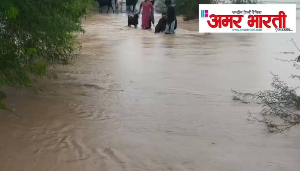 बांदा :- प्रशासन बेपरवाह, नेता गायब, गांव पानी में कैद*
चारों तरफ से ग्रामीण हुए कैद, जलमग्न हुएशहर से सटे काहला,गंछा , गोड़ी बाबा, हटेटी
ना प्रशासन को फिक्र, ना नेताओं को चिंता - ग्रामीण परेशान_