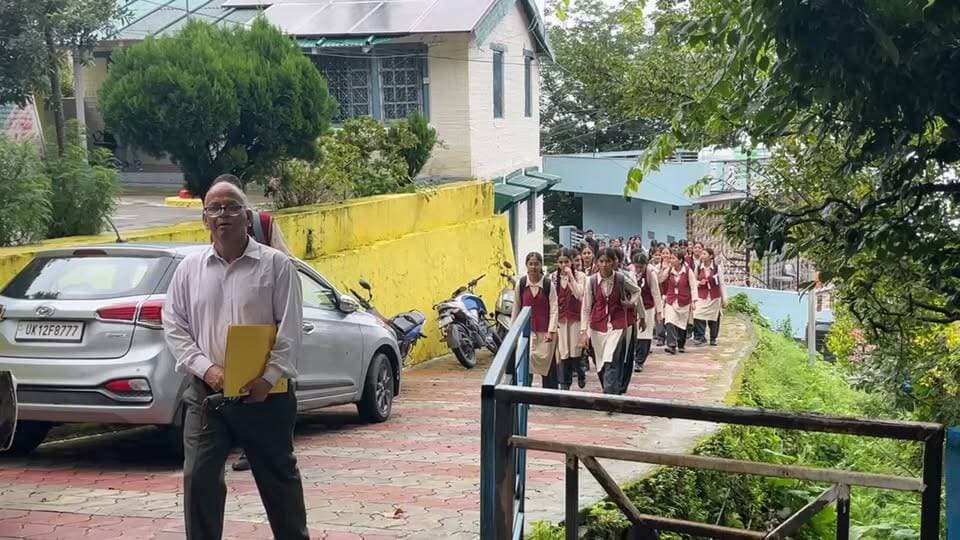 BRMS स्कूल के शिक्षक-छात्र बैंड-बाजे के साथ DFO कार्यालय पहुँचे।
पेड़ काटने की मांग को लेकर BRMS स्कूल के अध्यापक और बड़ी संख्या में छात्र बैंड-बाजे के साथ DFO कार्यालय पहुँचे। छात्रों और शिक्षकों ने स्कूल परिसर के पास खड़े खतरनाक पेड़ को हटाने की मांग को लेकर अधिकारियों के समक्ष अपनी बात रखी।