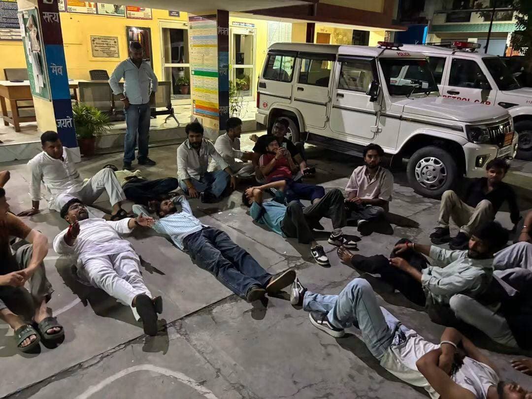श्रीनगर कोतवाली में देर रात छात्रों का हंगामा।
श्रीनगर में सड़क हादसे के बाद पुलिस की कथित कार्रवाई को लेकर देर रात छात्रों ने कोतवाली पहुंचकर प्रदर्शन किया। छात्रों ने पुलिस पर एक छात्र से अभद्रता और थप्पड़ मारने का आरोप लगाते हुए संबंधित पुलिसकर्मी के खिलाफ कार्रवाई और निष्पक्ष जांच की मांग की।मांग पूरी न होने पर छात्र कोतवाली परिसर में जमीन पर सोकर धरने पर बैठ गए। इसके बाद रात करीब तीन बजे छात्रों ने शहर में प्रदर्शन करते हुए ‘श्रीनगर पुलिस मुर्दाबाद’ के नारे लगाए। छात्र नेताओं ने चेतावनी दी कि कार्रवाई नहीं हुई तो आंदोलन को और व्यापक किया जाएगा। फिलहाल मामले में पुलिस का आधिकारिक पक्ष सामने आना बाकी है।