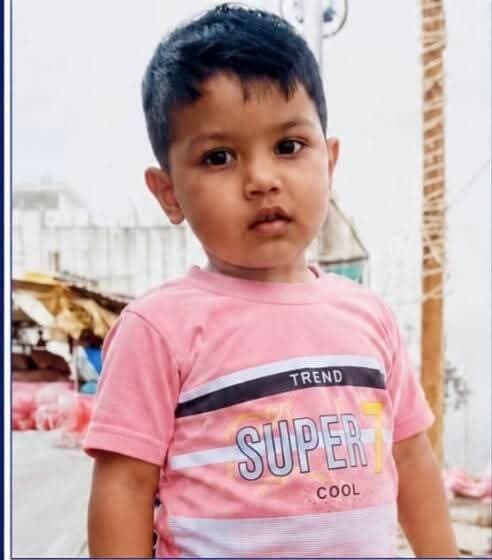लापता जीशान की खोज में एसडीआरएफ ने खंगाला तालाब
बलिया. लखमिनियां के वैदावाग से शनिवार की सुबह लापता जीशान की खोज मुहल्ले के एक तालाब में एसडीआरएफ टीम के द्वारा कराई गयी. एसडीआरएफ के द्वारा तालाब की घंटों खाक छानी लेकिन कुछ पता नहीं चल सका. वहीं थानाध्यक्ष शैलेन्द्र कुमार के आग्रह पर नगर कार्यपालक पदाधिकारी अनिशा कुमारी के द्वारा सफाईकर्मियों से मुहल्ले के सभी नाले का ढक्कन हटाकर जांच किया. लेकिन जीशान के नहीं मिलने से माता पिता सहित परिजनों की चिन्ता बढ़ती जा रही है. मंगलवार को दिनभर चले इस घटनाक्रम के बीच जीशान का नहीं मिलना पुलिस के लिये भी चुनौती पेश कर रही है. बताया जाता है कि वैदावाग निवासी मो सिराज के करीब तीन वर्षीय पुत्र मो जीशान चार दिन से लापता है. जिसका आज चौथे दिन भी कोई सुराग नहीं मिल सका. बालक की तलाश में पुलिस लगातार जुटी हुई है. वहीं बच्चे के घर में परिजनों का रो-रोकर बुरा हाल है. साथ ही पूरे परिवार में मातम पसरा हुआ है. इस संबंध में थानाध्यक्ष शैलेन्द्र कुमार ने बताया कि लापता बालक की तलाश में लखमिनियां के विभिन्न नालों की सफाईकर्मियों के माध्यम से जांच कराई गयी. इसके अलावे बगल के तालाब में एसडीआरएफ की टीम द्वारा भी काफी देर तक खोजबीन की गयी. लेकिन अब तक कोई पता नहीं चल पाया है. उन्होंने बताया कि पुलिस आसपास के क्षेत्रों में भी लगातार छानबीन कर रही है. लापता जीशान की खोज के लिये अलग से एक टीम गठित की गयी है. शीघ्र ही उसकी बरामदगी कर ली जायेगी. बालक के अचानक लापता होने से स्थानीय लोगों में भी चिंता बनी हुई है. परिजनों की निगाहें अब पुलिस पर टिकी हुई है. चौथे दिन भी बच्चे के नहीं मिलने से परिजनों की चिंता और बढ़ गयी है.