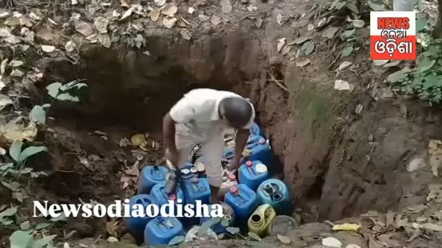କଟକରେ ମଦ ଚଢ଼ାଉ, ୨୨00 ଲିଟର ଦେଶୀ ମଦ ଜବତ
କଟକ ଜିଲ୍ଲାର ଖୁଣ୍ଟୁଣୀ ଥାନା ଅନ୍ତର୍ଗତ ଡ଼ାଳୁଅ ଖଣ୍ଡୁଆଳି ହାତୀ ତୋପ ମଠନlଳ ବାଉଁଶ ଟଙ୍ଗୋର, ସ୍ବରସ୍ବତୀପୁର ବଣିଆବନ୍ଧ ଓ କଂସର ସଂରକ୍ଷିତ ଜଙ୍ଗଲରେ ଆଠଗଡ଼ ଅବକାରୀବିଭାଗ ବାଙ୍କୀ ଅବକାରୀ୍ଥlନା, ନରସିଂହପୁର ଅବକାରୀ ବିଭାଗ, ଜିଲ୍ଲା ମୋବାଇଲ ୟୁନିଟ କଟକ ସଦର -1ଅବକାରୀ ଥାନା ଏବଂ ଖୁଣ୍ଟୁଣୀ ବନବିଭାଗ ସହିତ ଏକ ମିଳିତ ଚଢ଼ାଉ କରାଯାଇଥିଲା, ଉକ୍ତ ଚଢ଼ାଉରେ ସର୍ବମୋଟ ୨୨୨0 ଲିଟର ମଦ ପ୍ରସ୍ତୁତ ନିମନ୍ତେ ଵେବହୁତ ହେଉଥିବା ଗୁଡ଼ ପୋଚ ଉଦ୍ଧାର କରାଯାଇ ଘଟଣା ସ୍ଥଳରେ ନଷ୍ଟ କରାଯାଇଛି ଏବଂ ପାଞ୍ଚ ଗୋଟି ମାମଲା ରୁଜୁ କରାଯାଇଛି
#public #newsodiaodisha #dhenkanal #newsupdate #athagad