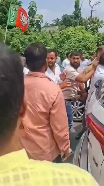 देवरिया में बीजेपी के स्वागत कार्यक्रम में चले लाठी-डंडे, आपस में भिड़े भाजपा के दो गुट; Video वायरल
भाजपा के राष्ट्रीय सोशल मीडिया सहसंयोजक शिवानंद द्विवेदी के स्वागत कार्यक्रम के दौरान पार्टी के दो गुटों में मारपीट हो गई। इस घटना में लाठी-डंडे चले और कई लोग घायल हो गए।
वीडियो में भाजपा कार्यकर्ताओं के बीच हाथापाई और एक व्यक्ति को घेरकर पीटने जैसी स्थिति दिखाई दे रही है। मारपीट शुरू होते ही मौके पर अफरा-तफरी मच गई। वहां मौजूद सुरक्षाकर्मियों और अन्य लोगों ने दोनों पक्षों को अलग करने का प्रयास किया। घटना गौरी बाजार थाना क्षेत्र की है।
देखें तस्वीरें…
#BJP4IND #BreakingNews
#NewsUpdate #trendingreels #viralpost #viralvideochallenge #videos