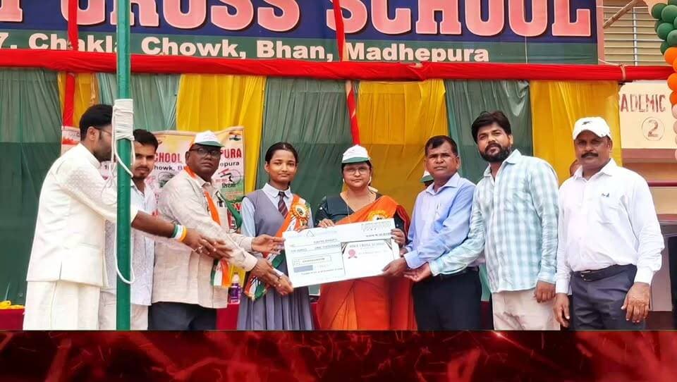 होली क्रॉस स्कूल में ‘कौन बनेगा जीनियस’ प्रतियोगिता आयोजित