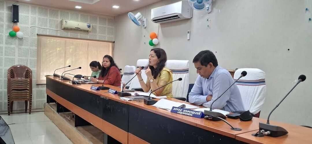 राजस्व विभाग की समीक्षा में लंबित मामलों के शीघ्र निष्पादन का निर्देश
जहानाबाद। जिला पदाधिकारी श्रीमती छिरिङ वाई भूटिया ने मंगलवार को राजस्व विभाग के अंतर्गत संचालित विभिन्न कार्यों की समीक्षा की। उन्होंने म्यूटेशन, परिमार्जन प्लस, ई-मापी, फार्मर रजिस्ट्री सहित अन्य मामलों में लंबितता को न्यूनतम रखने और समयबद्ध निष्पादन सुनिश्चित करने का निर्देश दिया।
समीक्षा के दौरान म्यूटेशन डिफेक्ट चेक से संबंधित मामलों में अंचलाधिकारी स्तर पर 695 तथा राजस्व कर्मचारी/केसी स्तर पर 3,337 मामले लंबित पाए गए। जिला पदाधिकारी ने कर्मचारी लॉगिन पर लंबित मामलों को 30 अगस्त तक समाप्त करने तथा 33 दिनों से अधिक लंबित दाखिल-खारिज वादों का पूर्ण निष्पादन सुनिश्चित करने को कहा।
परिमार्जन प्लस की समीक्षा में ऑनलाइन जमाबंदी एवं छूटी हुई जमाबंदियों के डिजिटाइजेशन का कार्य अगले दो से तीन दिनों में पूरा करने का निर्देश दिया गया। साथ ही परिमार्जन और म्यूटेशन के निष्पादन के तुरंत बाद संबंधित रैयत की फार्मर रजिस्ट्री तैयार करने तथा लंबित मामलों के निष्पादन की जानकारी प्रत्येक 15 दिनों पर जिला कृषि पदाधिकारी को उपलब्ध कराने को कहा गया।
फार्मर रजिस्ट्री में नाम की भिन्नता से जुड़े 1,354 लंबित मामलों को कर्मचारी स्तर पर अगले दो से तीन दिनों में समाप्त करने का निर्देश दिया गया। समीक्षा में अब तक कुल रैयतों के विरुद्ध मात्र 29.9 प्रतिशत फार्मर रजिस्ट्री तैयार होने की जानकारी मिली। जिला पदाधिकारी ने इसकी प्रगति में तेजी लाने को कहा।
ई-मापी की समीक्षा करते हुए सभी अंचलाधिकारियों को अमीनवार दैनिक प्रतिवेदन प्राप्त करने और पोर्टल पर लंबित मामलों का शीघ्र निष्पादन सुनिश्चित करने का निर्देश दिया गया। म्यूटेशन, परिमार्जन प्लस और ई-मापी की दैनिक प्रगति रिपोर्ट जिला राजस्व शाखा को नियमित रूप से भेजने को कहा गया।
बैठक में अंचलाधिकारियों के स्तर पर लंबित 12 न्यायालय वादों में शीघ्र शपथ-पत्र दायर करने तथा राजस्व महाअभियान के आवेदनों के निष्पादन की दर कम से कम 70 प्रतिशत से अधिक करने का निर्देश दिया गया। सहयोग पोर्टल पर लंबित 114 आवेदनों का गुणवत्तापूर्ण एवं समयबद्ध निष्पादन करने को कहा गया।
अतिक्रमण वादों का यथासंभव 40 दिनों के भीतर निष्पादन सुनिश्चित करने का निर्देश दिया गया। औद्योगिक विकास के लिए सभी अंचलाधिकारियों को इंडस्ट्रियल पार्क हेतु 25 एकड़ से अधिक उपयुक्त भूमि चिन्हित कर प्रतिवेदन देने तथा एसटीपी के लिए पांच सितंबर तक भूमि चिह्नित करने को कहा गया।
इसके अलावा संबंधित वित्तीय वर्ष के लगान एवं सेस संग्रहण का अद्यतन प्रतिवेदन जिला राजस्व कार्यालय को उपलब्ध कराने का निर्देश दिया गया। जिला पदाधिकारी ने कहा कि राजस्व सेवाओं में पारदर्शिता, गुणवत्ता और समयबद्धता सुनिश्चित करते हुए प्रत्येक स्तर पर दैनिक प्रगति की निगरानी की जाए।
बैठक में अपर समाहर्ता, भूमि सुधार उप समाहर्ता, राजस्व प्रभारी पदाधिकारी, जिला कृषि पदाधिकारी, सभी अंचलाधिकारी, राजस्व कर्मचारी एवं अमीन उपस्थित रहे।