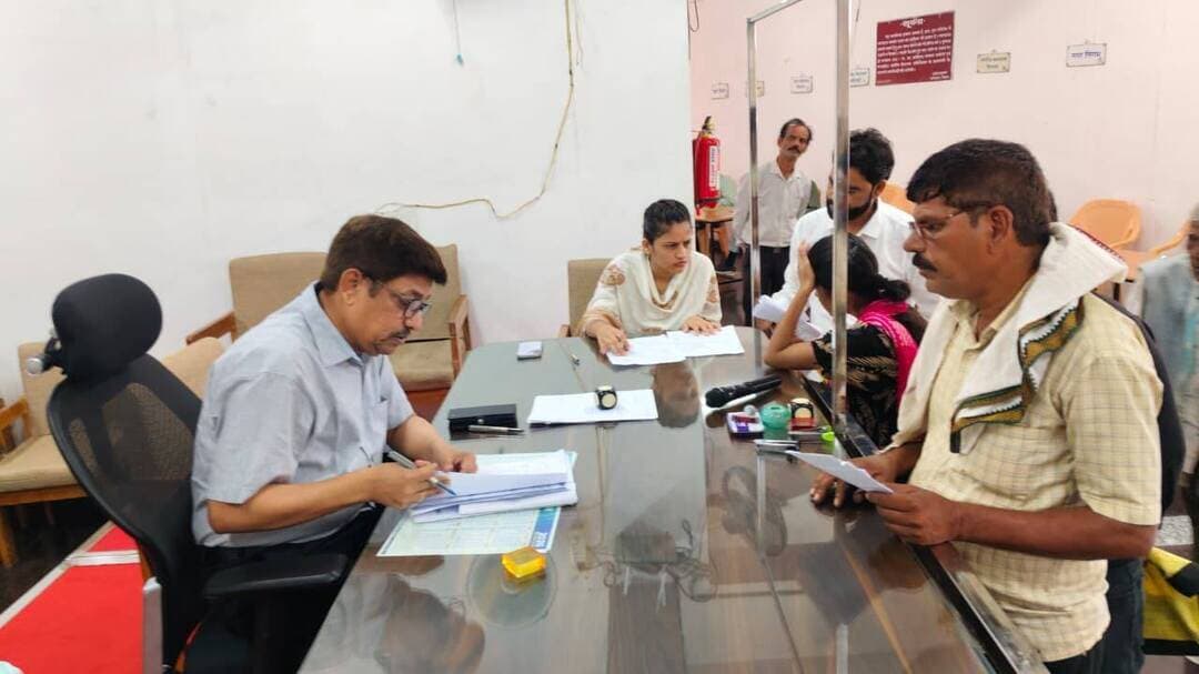 ➡️ जनसुनवाई में 200 आवेदकों की समस्याएं सुनीं ,अधिकारियों को त्वरित निराकरण के निर्देश
कलेक्टर कार्यालय में आयोजित जनसुनवाई में आज 200 आवेदकों की समस्याएं सुनी गईं। अधिकारियों ने आमजन की समस्याओं को गंभीरता से सुनते हुए संबंधित विभागों को प्रकरणों का तत्परता से निराकरण सुनिश्चित करने के निर्देश दिए। इस अवसर पर अपर कलेक्टर श्री अविनाश रावत, एसडीएम श्री रोहित वर्मा, सिटी मजिस्ट्रेट श्री शैलेंद्र द्विवेदी, डिप्टी कलेक्टर श्री रजत सोनी, सुश्री मोना दांगी सहित विभिन्न विभागों के अधिकारी एवं कर्मचारी उपस्थित रहे।
CM Madhya Pradesh Dr Mohan Yadav Jansampark Madhya Pradesh #JansamparkMP #sagar