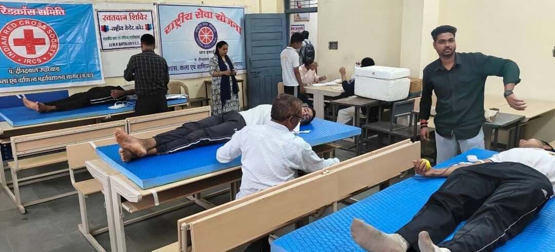 ➡️ ज्ञान पान, योग ध्यान, रक्तदान अभियान के अंतर्गत महाविद्यालय में हुआ रक्तदान
शासकीय कला एवं वाणिज्य महाविद्यालय, सागर में ‘ज्ञान पान, योग ध्यान, रक्तदान’ अभियान के अंतर्गत राष्ट्रीय सेवा योजना (NSS), राष्ट्रीय कैडेट कोर (NCC) एवं यूथ रेडक्रॉस समिति के संयुक्त तत्वावधान में रक्तदान शिविर का आयोजन किया गया। शिविर का आयोजन महाविद्यालय की प्राचार्य डॉ. सरोज गुप्ता की प्रेरणा एवं मार्गदर्शन में किया गया।
इस अवसर पर प्राचार्य डॉ. सरोज गुप्ता ने कहा कि रक्तदान मानव सेवा और सामाजिक उत्तरदायित्व का प्रेरक उदाहरण है। रक्तदान केवल किसी व्यक्ति के जीवन को बचाने का माध्यम नहीं, बल्कि मानवता, सेवा और सामाजिक संवेदनशीलता की सर्वोच्च अभिव्यक्ति है। रक्त का कोई कृत्रिम विकल्प उपलब्ध नहीं है और आवश्यकता पड़ने पर किसी व्यक्ति के जीवन की रक्षा स्वैच्छिक रक्तदान के माध्यम से ही संभव होती है। उन्होंने स्वस्थ एवं पात्र व्यक्तियों से समय-समय पर स्वैच्छिक रक्तदान के लिए आगे आने का आह्वान किया।
रक्तदान शिविर में राष्ट्रीय सेवा योजना छात्र इकाई के कार्यक्रम अधिकारी डॉ. अवधेश प्रताप सिंह, हिंदी विभागाध्यक्ष डॉ. राना कुंजर सिंह सहित एनएसएस स्वयंसेवकों एवं एनसीसी कैडेट्स ने उत्साहपूर्वक सहभागिता की। नितिन लोधी, आदित्य कुमार, शैलेन्द्र लोधी, महेश पटेल, कृष्णपाल बुंदेला, सतीश पटेल, संस्कार दुबे एवं शांतनु रोहित सहित विद्यार्थियों ने रक्तदान किया। शिविर में महाविद्यालय की ओर से कुल 9 यूनिट रक्तदान किया गया।
इस अवसर पर राष्ट्रीय सेवा योजना छात्रा इकाई की कार्यक्रम अधिकारी डॉ. प्रज्ञा दुबे, डॉ. विकास चंद्र त्रिपाठी, डॉ. दयाराम राजपूत, एनसीसी अधिकारी डॉ. जयनारायण यादव सहित राष्ट्रीय सेवा योजना एवं एनसीसी के विद्यार्थी उपस्थित रहे।
महाविद्यालय में परीक्षाएं चलने के कारण जो विद्यार्थी इस अवसर पर रक्तदान नहीं कर सके, उन्होंने भी रक्तदान के प्रति उत्साह व्यक्त करते हुए आगामी रक्तदान शिविर में स्वैच्छिक रूप से रक्तदान करने की इच्छा जताई।
महाविद्यालय परिवार ने रक्तदान जैसे पुनीत एवं जीवनदायी कार्य में सहभागिता करने वाले सभी रक्तदाताओं, विद्यार्थियों एवं सहयोगियों की सराहना करते हुए उन्हें सामाजिक सेवा के लिए प्रेरणास्रोत बताया।
CM Madhya Pradesh Dr Mohan Yadav Jansampark Madhya Pradesh #JansamparkMP #sagar