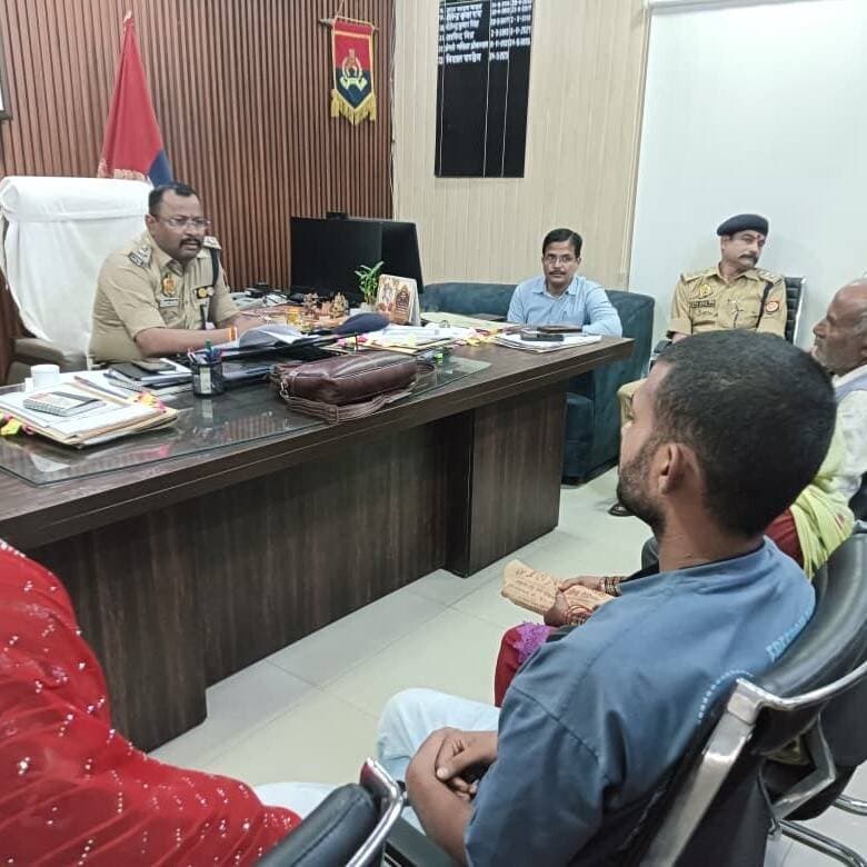 बलरामपुर! अपर एसपी ने गूगल मीट से ली जनसुनवाई, मौके पर ही दिए निस्तारण के आदेश...
रिपोर्ट- इमरान अली शाह
#बलरामपुर। पुलिस अधीक्षक मार्तण्ड प्रकाश सिंह के निर्देशन में मंगलवार को अपर पुलिस अधीक्षक विशाल पाण्डेय ने एसपी कार्यालय में जनसुनवाई का आयोजन किया। इस दौरान जिलेभर के विभिन्न थाना क्षेत्रों से पहुंचे फरियादियों की समस्याओं को गंभीरता से सुनते हुए एएसपी ने अधिकारियों को त्वरित और गुणवत्तापूर्ण कार्रवाई के निर्देश दिए।
कार्रवाई में तेजी लाने के लिए एएसपी ने गूगल मीट के जरिए सीधे थाना प्रभारियों से संवाद किया। उन्होंने सख्त निर्देश दिए कि आमजन की हर शिकायत का समयबद्ध, प्रभावी और न्यायसंगत निस्तारण होना चाहिए। किसी भी स्तर पर ढिलाई बर्दाश्त नहीं की जाएगी।
विशेष रूप से भूमि विवाद और राजस्व से जुड़े मामलों को सुलझाने के लिए पुलिस और राजस्व विभाग की संयुक्त टीम गठित कर मौके पर जाकर निस्तारण कराने के निर्देश दिए गए हैं। जनसुनवाई के इस डिजिटल और पारदर्शी तरीके से दूर-दराज से आए पीड़ितों को जल्द न्याय की उम्मीद जगी है।
#balrampur #balrampurpolic