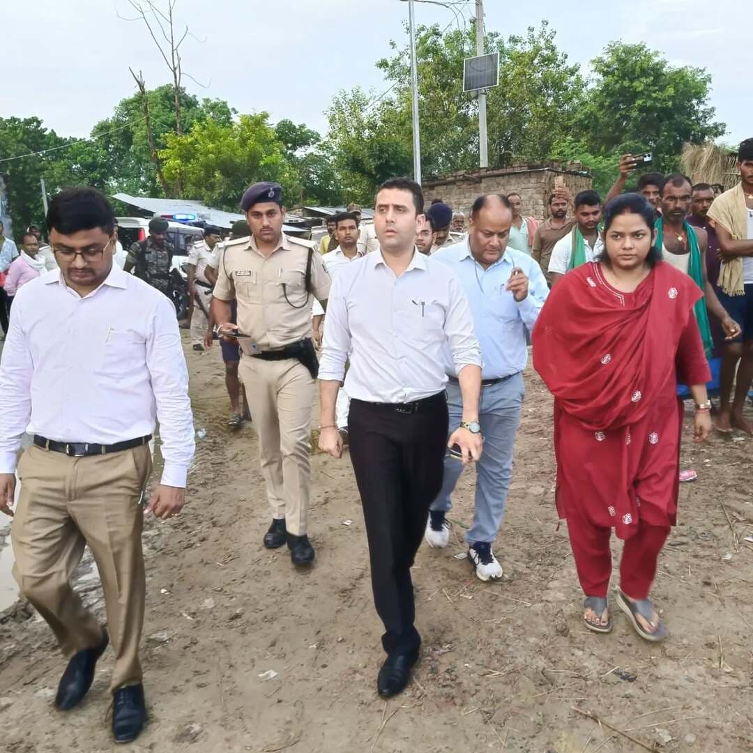 साहेबपुरकमाल प्रखंड क्षेत्र अंतर्गत समस्तीपुर पंचायत स्थित कमला स्थान के समीप गंगा नदी के बढ़ते जलस्तर को देखते हुए जिला पदाधिकारी श्री रिची पाण्डेय ने स्थल निरीक्षण कर स्थिति का जायजा लिया।
मौके पर बलिया अनुमंडल पदाधिकारी, साहेबपुरकमाल प्रखंड विकास पदाधिकारी, अंचल अधिकारी (सीओ) सहित अन्य संबंधित पदाधिकारी एवं कर्मी उपस्थित थे।
निरीक्षण के दौरान जिला पदाधिकारी ने गंगा के जलस्तर, तटवर्ती क्षेत्रों एवं संभावित प्रभावित इलाकों की स्थिति की जानकारी ली तथा संबंधित पदाधिकारियों को आवश्यक दिशा-निर्देश दिए।
जिला पदाधिकारी ने अधिकारियों को जलस्तर पर लगातार निगरानी रखने, संवेदनशील क्षेत्रों में सतर्कता बरतने एवं संभावित बाढ़ की स्थिति से निपटने के लिए सभी आवश्यक तैयारियां सुनिश्चित करने का निर्देश दिया।
#बेगूसराय