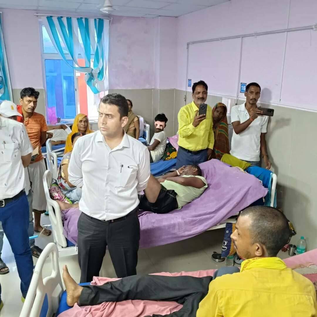 जिला पदाधिकारी बेगूसराय, श्री रिची पाण्डेय के द्वारा सदर अस्पताल, बेगूसराय का औचक निरीक्षण कर अस्पताल में उपलब्ध स्वास्थ्य सुविधाओं एवं व्यवस्थाओं का जायजा लिया।
निरीक्षण के दौरान उन्होंने विभिन्न वार्डों का भ्रमण कर भर्ती मरीजों से मुलाकात की और उनके स्वास्थ्य एवं इलाज की स्थिति की जानकारी ली। साथ ही मरीजों एवं उनके परिजनों से अस्पताल में मिल रही स्वास्थ्य सेवाओं के संबंध में फीडबैक भी लिया।
जिला पदाधिकारी ने अस्पताल प्रशासन एवं संबंधित पदाधिकारियों को मरीजों को बेहतर, सुलभ एवं गुणवत्तापूर्ण स्वास्थ्य सेवाएं उपलब्ध कराने तथा अस्पताल की व्यवस्थाओं को और अधिक सुदृढ़ बनाए रखने हेतु आवश्यक दिशा-निर्देश दिए।
IPRD Bihar
#begusarai