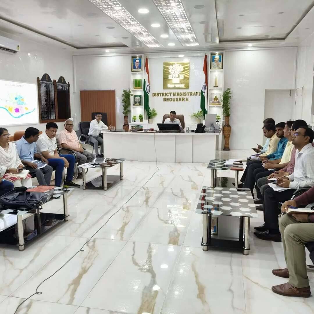 मुख्य सचिव, बिहार की अध्यक्षता में वीडियो कॉन्फ्रेंसिंग के माध्यम से विभिन्न महत्वपूर्ण विषयों पर समीक्षा बैठक आयोजित की गई।
बैठक में बेगूसराय के जिला पदाधिकारी श्री रिची पांडेय के साथ संबंधित सभी विभागों के पदाधिकारी वीडियो कॉन्फ्रेंसिंग के माध्यम से शामिल हुए।
बैठक में Agristack एवं Farmer Registry, PMSG-MBY, समाज कल्याण विभाग की लंबित योजनाओं, टी.बी. मुक्त भारत अभियान, VegFed की प्रगति तथा सभी डिग्री कॉलेजों के स्थायी भवन हेतु भूमि उपलब्धता सहित विभिन्न महत्वपूर्ण विषयों की समीक्षा की गई।
इस दौरान संबंधित पदाधिकारियों को योजनाओं के समयबद्ध एवं प्रभावी क्रियान्वयन सुनिश्चित करने हेतु आवश्यक दिशा-निर्देश दिए गए।
IPRD Bihar
#begusarai