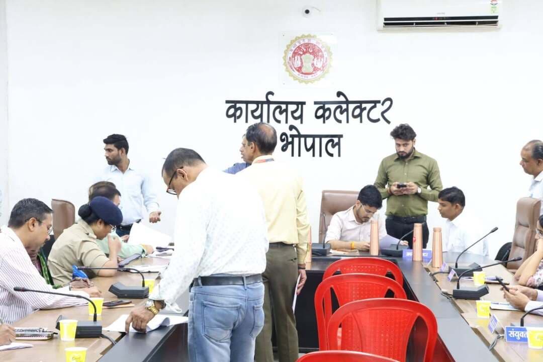 भोपाल में जनसुनवाई में अधिकारियों ने सुनी आवेदकों की समस्याएं
जनसुनवाई में 163 आवेदन प्राप्त हुए
कलेक्टर श्री प्रियंक मिश्रा के निर्देशन में एडीएम श्री सुमित पांडेय, श्री पीसी शाक्य,श्री प्रकाश नायक ने मंगलवार को जिले से जनसुनवाई में आए नागरिकों की समस्याएं सुनीं। इस दौरान अनेक समस्याओं का निराकरण मौके पर ही किया गया। जनसुनवाई में आए नागरिकों से 163 आवेदन प्राप्त हुए। इस मौके पर एसडीएम एवं अन्य अधिकारी उपस्थित रहे।
एडीएम श्री पांडेय, श्री शाक्य,श्री नायक ने जनसुनवाई में आए हर एक आवेदक से धैर्यपूर्वक उनकी समस्याओं पर चर्चा की और उन्हें उनके शीघ्र निराकरण का आश्वासन भी दिया। उन्होंने मौके पर मौजूद अधिकारियों को नागरिकों से प्राप्त आवेदनों पर संवेदनशील रूख अपनाते हुए निराकरण करने के निर्देश दिए। उन्होंने आवेदकों की समस्याओं पर संबंधित क्षेत्र के अधिकारियों को कार्यवाही करने के निर्देश दिए।
CM Madhya Pradesh
Jansampark Madhya Pradesh
#भोपाल
