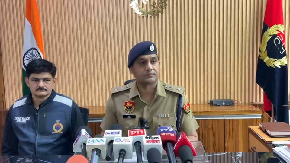 पुलिस प्रेस नोट 25 अगस्त 2026
*पत्नी ने प्रेमी के साथ मिलकर पति की हत्या की, शव को जमीन में दबाकर छुपाया*
*अपराध शाखा डीएलएफ की टीम ने 24 घंटे के अंदर ही पत्नी व आरोपी प्रेमी को किया गिरफ्तार*
फरीदाबाद पुलिस द्वारा अपराध व अपराधियों पर लगातार कार्रवाई की जा रही है। जिसके चलते तिगांव थाना क्षेत्र के अंतर्गत गांव मोजाबाद में श्यामवीर (42) नामक व्यक्ति की हत्या के मामले में अपराध शाखा डीएलएफ की टीम में त्वरित कार्रवाई करते हुए 24 घंटे के अंदर-अंदर मृतक की पत्नी केशव व प्रेमी कामत को गिरफ्तार कर लिया है। जिनको बुधवार को माननीय अदालत में पेश कर आगामी कार्रवाई की जायेगी।
प्रेस कांफ्रेंस के दौरान अमन यादव, सहायक पुलिस आयुक्त, अपराध ने बताया कि अपराध शाखा डीएलएफ की टीम ने 24 घंटे के अंदर ही 2 आरोपितों को गिरफ्तार कर लिया है। जिनकी पहचान केशव वासी जिला हाथरस उत्तर प्रदेश (पत्नी मृतक) व कामत वासी जिला महोबा उत्तर प्रदेश के रूप में हुई है। जिनकी पूछताछ में सामने आया कि आरोपी कामत, मृतक के साथ ही गांव मोजाबाद स्थित उसके मकान में रहता था। कामत के, मृतक की पत्नी केशव के साथ संबंध थे। इसके बारे में मृतक श्यामवीर को पता चल गया था। जिसको लेकर वह अपनी पत्नी के साथ शराब पीकर झगड़ा करता था। पत्नी केशव व कामत ने मिलकर श्यामवीर को रास्ते से हटाने की योजना बनाई और 16 अगस्त को शाम के समय कामत ने श्यामवीर को शराब पिलाई और जब श्यामवीर को नशा हो गया तो कामत ने इंटरलॉकिंग टाइल से सिर में चोट मार कर उसकी हत्या कर दी। जबकि पत्नी केशव ने बाहर से दरवाजा बंद कर दिया था ताकि आवाज बाहर ना जा सके। इसके उपरांत दोनों ने मिलकर घर के पास ही गड्ढा में श्यामवीर के शव को मिट्टी से दबा दिया।
उन्होंने बताया कि 24 अगस्त को कंट्रोल रूम फरीदाबाद से थाना तिगांव में एक व्यक्ति की जमीन में दबे होने की सूचना प्राप्त हुई। जिस पर थाना तिगांव की टीम मौका पर पहुंची और ड्यूटी मजिस्ट्रेट की उपस्थिति में डेड बॉडी को बाहर निकल गया। मृतक के भाई रामबीर निवासी गांव धाधउ जिला हाथरस उत्तर प्रदेश की शिकायत पर हत्या से संबंधित धाराओं के अंतर्गत मामला दर्ज कर जांच आरंभ की गई।
प्रवक्ता, फरीदाबाद पुलिस