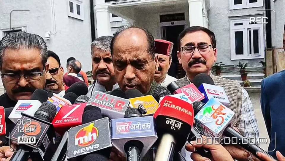 शिमला: रोजगार के मुद्दे पर सदन में तनातनी, CM के जवाब से असंतुष्ट BJP ने सदन से बाहर आकर की नारेबाजी ।
जयराम ठाकुर और बिक्रम ठाकुर ने पत्रकारों के सामने रखी अपनी बात, सरकार पर लगाए गंभीर आरोप ।
#himachalpradesh #shimla #bhajpa #Congress #JairamThakur #VikramThakur #SukhvinderSinghSukhu #followers #highlights