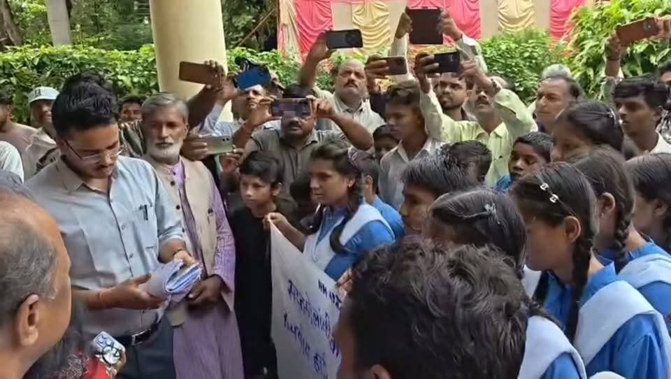 ग्राम बड़ा गांव कीचड भरी सड़क से स्कूल जाने को मजबूर बच्चे. #collectorumriya