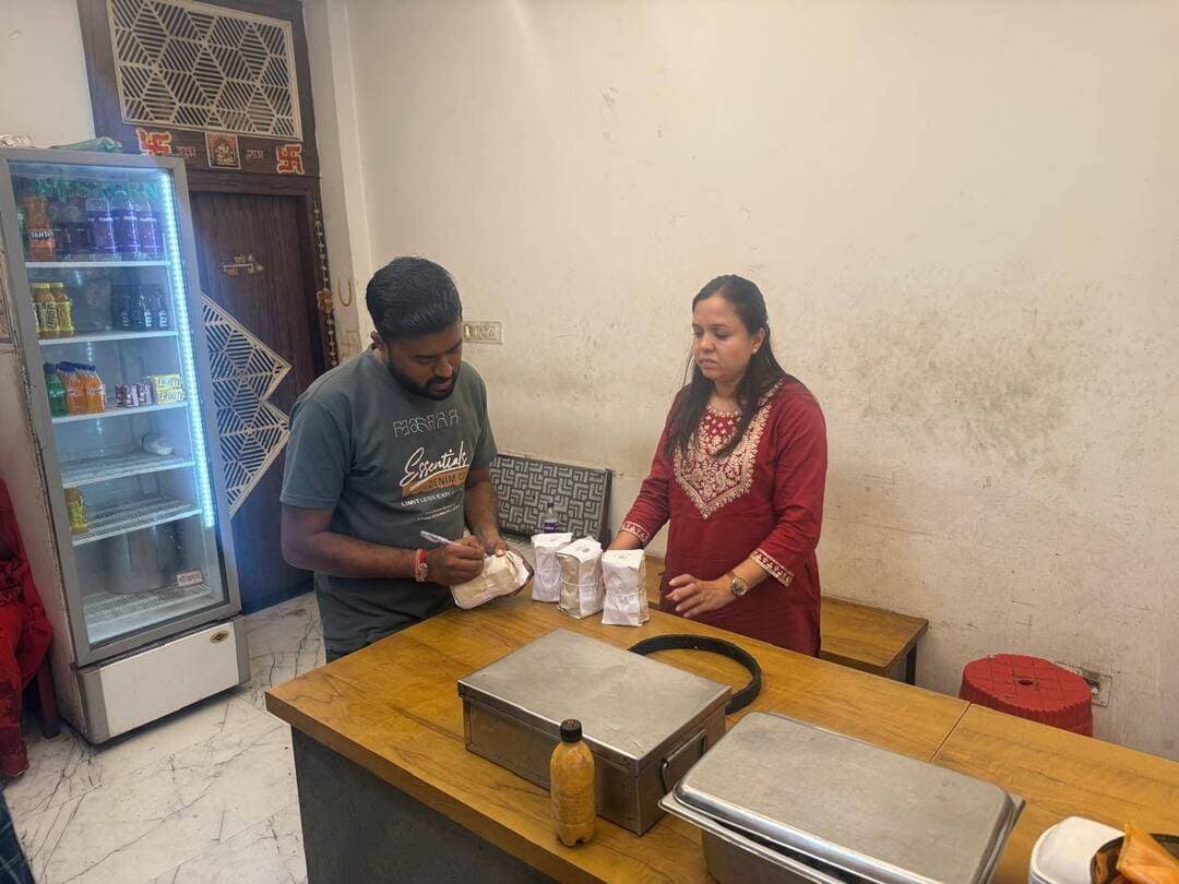 त्योहारों से पहले खाद्य पदार्थों की जा रही सघन जांच
रक्षाबंधन पर्व को दृष्टिगत रखते हुए खाद्य पदार्थों की शुद्धता एवं गुणवत्ता सुनिश्चित करने के लिए खाद्य सुरक्षा विभाग द्वारा सघन जांच अभियान चलाया जा रहा है। अभियान के तहत सैलाना एवं रतलाम शहर के विभिन्न मिष्ठान एवं खाद्य प्रतिष्ठानों से मावा, मिठाई, नमकीन, घी एवं अन्य खाद्य पदार्थों के नमूने लिए गए।
सैलाना में जोधपुर मिष्ठान भंडार, परमार कचौड़ी, रंजित नमकीन एवं मिष्ठान भंडार तथा श्री होरी पैलेस से नमूने लिए गए। वहीं रतलाम शहर में भी विभिन्न प्रतिष्ठानों से मावा, मिठाई, नमकीन, घी एवं मक्खन के नमूने लिए गए। ब्लिंक कॉमर्स से पूजा के घी के नाम पर बिक रहे नवीन पूजा घी, अनुपम पूजा घी एवं दर्शन पूजा घी के नमूने भी लिए गए।
खाद्य सुरक्षा अधिकारी प्रीति मंडोरिया ने बताया कि सभी नमूने राज्य खाद्य प्रयोगशाला भेजे जाएंगे। जांच रिपोर्ट में नमूने निर्धारित मानकों के अनुरूप नहीं पाए जाने पर संबंधित प्रतिष्ठान संचालकों के विरुद्ध खाद्य सुरक्षा एवं मानक अधिनियम के तहत नियमानुसार कार्रवाई की जाएगी।
#JanSampark #ratlam