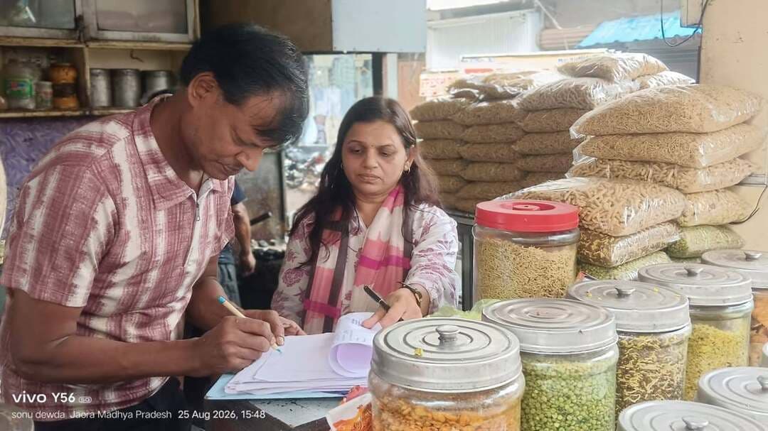 रक्षाबंधन पर्व को लेकर खाद्य प्रतिष्ठानों का निरीक्षण, मावा एवं सेव सहित चार नमूने लिए
रक्षाबंधन पर्व को दृष्टिगत रखते हुए खाद्य सुरक्षा विभाग द्वारा जिले में खाद्य प्रतिष्ठानों का निरीक्षण कर खाद्य पदार्थों की गुणवत्ता एवं स्वच्छता की जांच की जा रही है। इसी क्रम में आज 25 अगस्त को जावरा स्थित विभिन्न खाद्य प्रतिष्ठानों का निरीक्षण किया गया।
खाद्य सुरक्षा अधिकारी श्रीमती ज्योति बघेल द्वारा गुना चौक, जावरा स्थित अग्रवाल मिष्ठान भंडार का निरीक्षण किया गया। मौके पर मावा एवं सेव के नमूने जांच हेतु लिए गए। प्रतिष्ठान संचालक को परिसर में साफ-सफाई बनाए रखने तथा खाद्य लाइसेंस प्रमुखता से प्रदर्शित करने के निर्देश दिए गए।
इसी क्रम में 54, सोमवारिया बाजार, जावरा स्थित अरोड़ा नमकीन सेंटर का निरीक्षण किया गया। यहां खाद्य सुरक्षा एवं मानक अधिनियम 2006 के अंतर्गत सेव एवं पेड़ा के नमूने जांच हेतु लिए गए। मौके पर प्रतिष्ठान संचालक से पेस्ट कंट्रोल रिकॉर्ड, मेडिकल सर्टिफिकेट, पानी की टेस्टिंग रिपोर्ट सहित आवश्यक दस्तावेज प्रस्तुत करने के निर्देश दिए गए।
खाद्य सुरक्षा अधिकारी श्रीमती ज्योति बघेल ने बताया कि दोनों प्रतिष्ठानों से लिए गए कुल चार नमूनों को जांच हेतु राज्य खाद्य परीक्षण प्रयोगशाला, भोपाल भेजा गया है। जांच रिपोर्ट प्राप्त होने के बाद नियमानुसार आगे की कार्रवाई की जाएगी। रक्षाबंधन पर्व को देखते हुए खाद्य सुरक्षा विभाग द्वारा जिले में खाद्य प्रतिष्ठानों का निरीक्षण एवं नमूना संग्रहण की कार्रवाई लगातार जारी रहेगी।
#JanSampark #ratlam