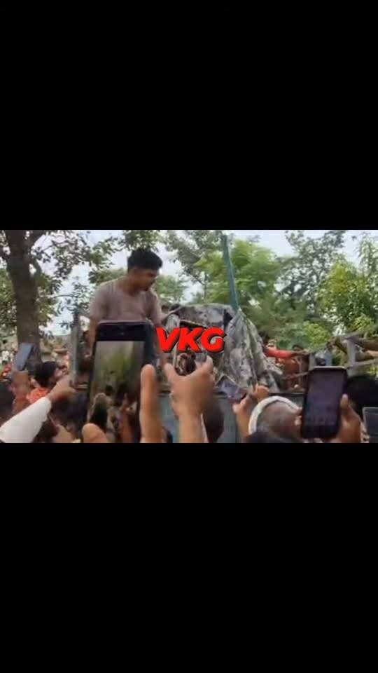 लखीमपुर खीरी जिले के निघासन तहसील क्षेत्र में मंगलवार की सुबह वन विभाग के लिए भी राहत लेकर आई। उत्तर निघासन रेंज के हीरालालपुरवा और दक्षिण निघासन रेंज की बथुआ बीट में लगाए गए पिंजरों में एक-एक तेंदुआ कैद हो गया।
लगातार तेंदुओं की मौजूदगी से दहशत में रह रहे ग्रामीणों ने राहत की सांस ली। वन विभाग अब दोनों तेंदुओं का स्वास्थ्य परीक्षण कराएगा, जिसके बाद अधिकारियों के निर्देश पर उन्हें सुरक्षित वन क्षेत्र या चिड़ियाघर भेजने का फैसला होगा।
एक सुबह… दो पिंजरे… और तेंदुओं की दहशत पर बड़ी कार्रवाई! 🐆👇
#LakhimpurKheri #Nighasan #Leopard #BreakingNews #UPNews