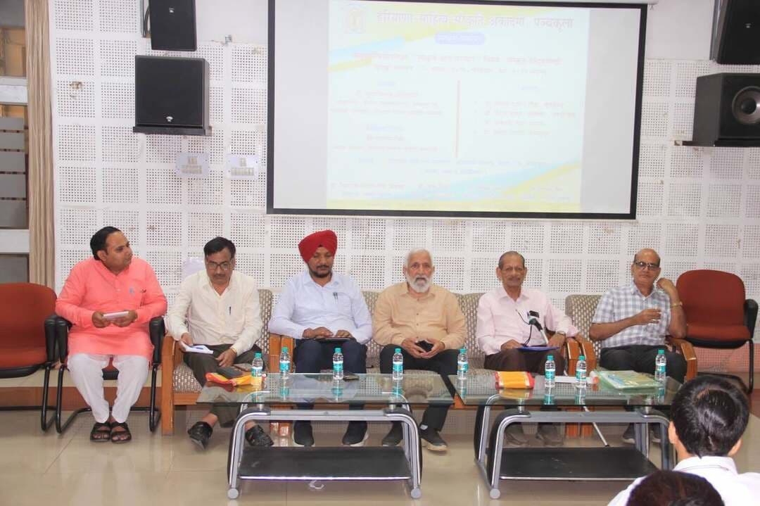 अकादमी भवन में ‘संस्कृत ज्ञान परम्परा’ विषय पर एक दिवसीय राष्ट्रीय संस्कृत संगोष्ठी का आयोजन
पंचकूला, 25 अगस्त : हरियाणा साहित्य एवं संस्कृति अकादमी के संस्कृत प्रकोष्ठ द्वारा महाराजा दाहिरसेन सभागार में संस्कृत दिवस के उपलक्ष्य में ‘संस्कृत ज्ञान परम्परा’ विषय पर एक दिवसीय राष्ट्रीय संस्कृत संगोष्ठी का आयोजन किया गया। कार्यक्रम के आरम्भ में कार्यकारी उपाध्यक्ष, प्रो. कुलदीप चन्द अग्निहोत्री,अकादमी सदस्य सचिव, श्री मंजीत सिंह, डाॅ. सी.डी.एस. कौशल, निदेशक, संस्कृत प्रकोष्ठ, डा. चन्द्र त्रिखा, निदेषक, उर्दू प्रकोष्ठ, प्रो. ललित कुमार गौड़, कुरुक्षेत्र, प्रो. वीरेन्द्र कुमार अलंकार, चण्डीगढ़ और डा. सुनील शास्त्री, मनसादेवी, पंचकूला ने सरस्वती माँ की प्रतिमा पर माल्यार्पण कर व गुरुकुल के छात्रों ने स्वस्तीवाचन और सरस्वती वंदना गाकर कार्यक्रम की शुरूआत की।
अकादमी के कार्यकारी उपाध्यक्ष, प्रो. कुलदीप चन्द अग्निहोत्री ने अपने अध्यक्षीय संबोधन में कहा कि इस तरह की संगोष्ठियाँ हमेशा होती रहनी चाहिए ताकि बच्चों को संस्कृत ज्ञान ज्यादा से ज्यादा प्राप्त होता रहे। अकादमी सदस्य सचिव, श्री मनजीत सिंह ने कार्यक्रम में विषिष्ट अतिथि के रूप में पधार कर सभागार में उपस्थित सभी विद्वानों व श्रोताओं का स्वागत किया। उन्होंने अपने वक्तव्य में संस्कृत ज्ञान परम्परा व आज की नई पीढ़ी को एआई के बारे में विस्तृत जानकारी दी।
उर्दू प्रकोष्ठ के निदेशक डा. चन्द्रत्रिखा ने इस कार्यक्रम की सराहना करते हुए कहा कि संस्कृत के मंत्रोंच्चारण से मानसिक शांति मिलती है।
कार्यक्रम में वक्ता के रूप में पधारे प्रो. वीरेन्द्र कुमार अलंकार, पूर्व प्रोफेसर पंजाब विवविद्यालय ने अपने वक्तव्य में कहा कि शब्दों के संसार में दिखावा बहुत है परन्तु संस्कृत भाषा में दिखावा नहीं है। उनका मत है आचार वाले को आचार्य कहा जाता है, संस्कृत जो भाषा है उसे आचार के साथ लाएंगे तो हमें बहुत ज्यादा ज्ञान प्राप्त होगा। जहाँ आचार होगा वहां आचार्य होगा।
उन्होंने एकपाद व द्विपाद का बहुत ही अच्छा उदाहरण देते हुए कहा कि एकपाद वायु है तो द्विपाद चंन्द्रमा को कहा जाता है। उन्होंने बताया कि इन्द्र शब्द का एक अर्थ जीवात्मा भी होता है।
प्रो. ललित कुमार गौड़, पूर्व प्रोफेसर, कुरुक्षेत्र विष्वविद्यालय, कुरुक्षेत्र ने अपने वक्तव्य संबोधन में कहा कि जो पक्षी खाता है वह भोग भी करता है और जो देखता रहता है वह परमात्मा का रूप है। सारी आत्माओं का एक ही घर होता है, परमतत्त्व में विलीन हो जाना, माध्यम भिन्न-भिन्न हो सकते हैं। उनका कहना है कि इंसान को किसी को भी अपमानित नहीं करना चाहिए। मनुष्य को भगवान ने बुद्धितत्त्व विशेष दिया है, इंसान के पास अगर बुद्धि नहीं है तो वह पशु सामान है। जो काम मनुष्य अपने बुद्धि और विवेक से कर सकता है वह पशु नहीं कर सकता।
डा. सुनील शास्त्री, मनसादेवी, पंचकूला ने कहा कि हमें संस्कृत को वर्तमान विज्ञान के साथ जोड़कर कार्य करना होगा, तभी हम अपने प्राच्य ज्ञान परम्परा को भावी पीढ़ी तक पहुंचा पाएंगे तथा राष्ट्रहित एवं समरसता के स्वप्न को साकार कर पाएंगे। संगोष्ठी के समापन अवसर पर संस्कृत प्रकोष्ठ के निदेशक डॉ. चित्तरंजन दयाल सिंह कौशल ने संस्कृत दिवस की शुभकामनाएं दी व सभी अतिथियों का आभार व्यक्त किया। कार्यक्रम का मंच संचालन डा. प्रतिभा वर्मा ने किया।