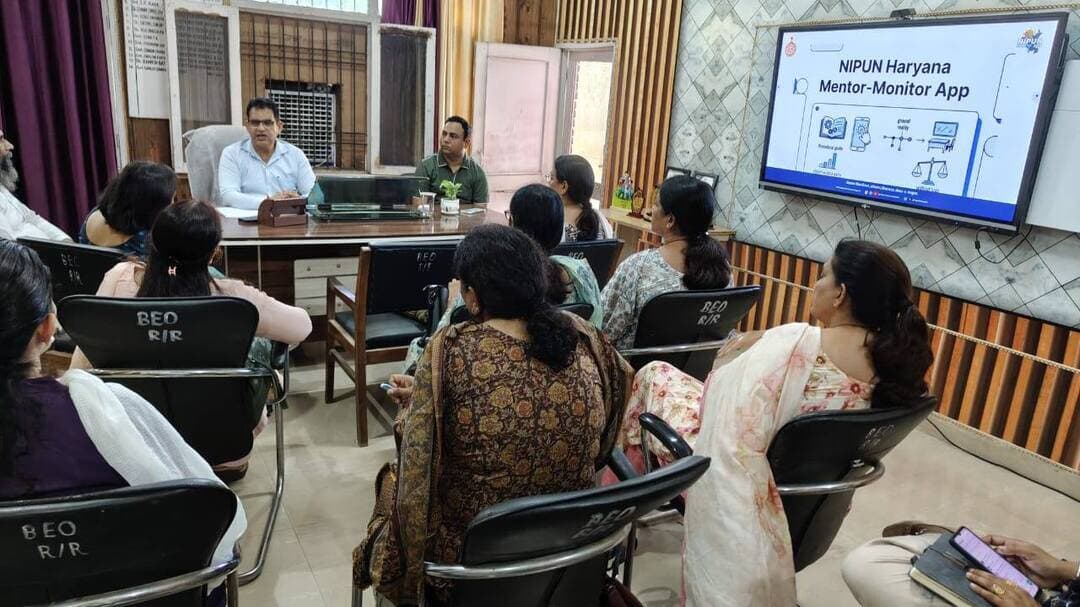 निपुण हरियाणा मिशन के अंतर्गत रायपुर रानी व बरवाला खंड की बीपीआईयू सम्पन्न
पंचकूला 25 अगस्त : निपुण हरियाणा मिशन के अंतर्गत बरवाला ब्लॉक प्रोजेक्ट इम्प्लीमेंटेशन यूनिट की अगस्त माह की मासिक बैठकों का आयोजन उप जिला शिक्षा अधिकारी नरोत्तम शर्मा की अध्यक्षता में हुआ जिसमें जिला ऍफ़एलएन समन्वयक एवं जिला पंचकूला में निपुण के नोडल अधिकारी असिन्द्र कुमार भी विशेष रूप से उपस्थित रहे।
खंड रायपुररानी की बीपीआईयू कार्यालय खंड शिक्षा अधिकारी रायपुर रानी में संपन्न हुई जिसमें ब्लॉक एफ एल एन कोऑर्डिनेटर गुरसेवक सिंह द्वारा पीपीटी के माध्यम से खंड की निपुण प्रगति को दर्शाया गया।
खंड बरवाला कीबीपीआईयू राजकीय वरिष्ठ माध्यमिक विद्यालय रामगढ़ सम्पन्न हुई जिसमे ब्लॉक कोऑर्डिनेटर दिव्या द्वारा खंड की प्रगति को दर्शाया गया जिसमें पीपीटी के माध्यम से दीनदयाल लाडो लक्ष्मी योजना, परफॉर्मिंग ग्रेड इंडेक्स, मॉनिटर व मैटर विजिट कंप्लायंस, को लोकेशन ऑफ़ आंगनवाड़ी, बालवाटिका को मजबूती देने के लिए कार्ययोजना, प्रभावी अभिभावक एनगेजमेंट,विद्यालय जिनमें 60 दिन से अधिक दिन से विजिट नहीं हुई उनकी कार्ययोजना , जिला इनिशिएटिव पज़ल व पैटर्न अभ्यास, निपुण पेरेंट्स एप मॉनिटर एस विजिट कंप्लायंस,को विस्तार से प्रस्तुत किया।
प्रत्येक बैठक में संबंधित खंड के क्लस्टर मुखिया, मेंटर्स मेंटोर्स व संपर्क फाउंडेशन से कर्मजीत उपस्थित रहे ।