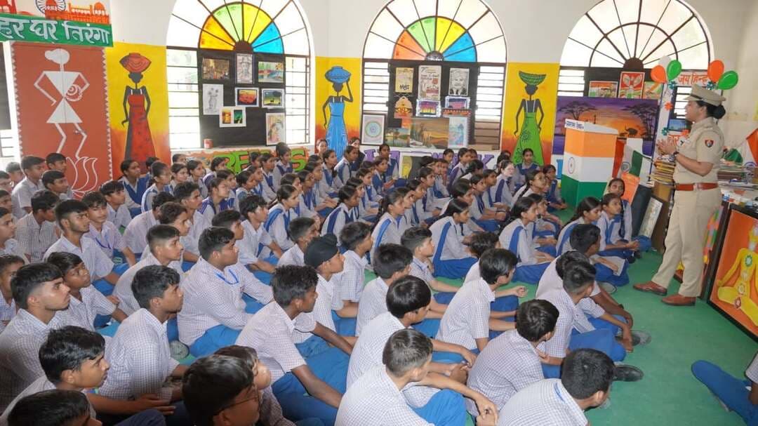 पंचकूला पुलिस ने विद्यार्थियों को बताए ड्रग्स के नुकसान, नशामुक्त समाज के लिए वॉलंटियर बनने की दिलाई शपथ, महिला सुरक्षा और समानता का भी पढ़ाया पाठ
पंचकूला/ 25 अगस्त:- युवाओं को नशे के दुष्प्रभावों से बचाने और समाज को नशामुक्त बनाने के उद्देश्य से पंचकूला पुलिस द्वारा शिक्षण संस्थानों में लगातार जागरूकता कार्यक्रम आयोजित किए जा रहे हैं। इसी कड़ी में पंचकूला पुलिस की टीम सेक्टर-12ए स्थित सार्थक गवर्नमेंट इंटीग्रेटेड मॉडल संस्कृति सीनियर सेकेंडरी स्कूल पहुंची और विद्यार्थियों को नशे के खिलाफ जागरूक करते हुए उन्हें इस अभियान से जोड़ा।
कार्यक्रम के दौरान पुलिस ने विद्यार्थियों को ड्रग्स के दुष्परिणामों के बारे में विस्तार से जानकारी दी। एएसआई शिवानी ने बताया कि ड्रग्स किस प्रकार शरीर और मानसिक स्वास्थ्य को प्रभावित करते हैं तथा धीरे-धीरे व्यक्ति को शारीरिक और मानसिक रूप से कमजोर बना देते हैं। उन्होंने नशे की लत में फंसे व्यक्ति के व्यवहार और लक्षणों में आने वाले बदलावों के बारे में भी बताया, ताकि विद्यार्थी अपने आसपास किसी व्यक्ति को नशे की गिरफ्त में देखते हैं तो समय रहते उसकी मदद कर सकें।
पुलिस टीम ने विद्यार्थियों को बताया कि नशे की लत से बाहर निकलना संभव है और इसके लिए उपचार की सुविधाएं उपलब्ध हैं। पंचकूला पुलिस द्वारा नशा छोड़ने के इच्छुक लोगों को बिना किसी शुल्क के आवश्यक सहयोग दिया जाता है तथा उपचार करवाने में भी मदद की जाती है। विद्यार्थियों को स्वयं नशे से दूर रहने के साथ-साथ अपने गांव, मोहल्ले और स्कूल में जागरूकता फैलाकर समाज में वॉलंटियर की भूमिका निभाने के लिए प्रेरित किया गया।
इस दौरान पुलिस टीम ने छात्र-छात्राओं को लड़के और लड़कियों के बीच समानता, आपसी सम्मान और अच्छे व्यवहार के महत्व के बारे में भी जागरूक किया। विद्यार्थियों को महिलाओं एवं लड़कियों के अधिकारों और सुरक्षा के प्रति संवेदनशील रहने तथा किसी भी प्रकार के गलत व्यवहार का विरोध करने के लिए प्रेरित किया गया।
डीसीपी पंचकूला आईपीएस अदिति सिंह ने कहा कि हमारी पुलिस टीमें लगातार शिक्षण संस्थानों में पहुंचकर छात्र-छात्राओं को नशे, महिला सुरक्षा, समानता और सामाजिक जिम्मेदारी जैसे महत्वपूर्ण विषयों के प्रति जागरूक कर रही हैं। युवाओं की सक्रिय भागीदारी से ही नशामुक्त और सुरक्षित समाज के लक्ष्य को मजबूत किया जा सकता है।