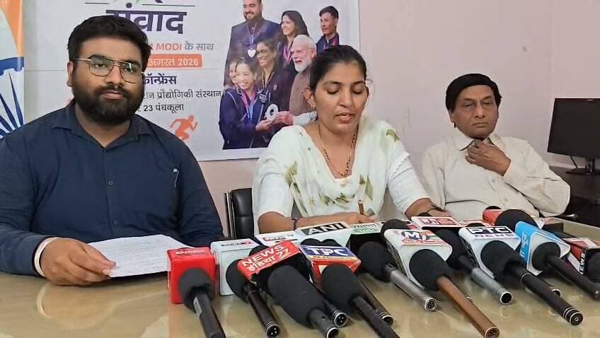 राष्ट्रीय खेल दिवस पर प्रधानमंत्री युवाओं से करेंगे सीधा संवाद
27 अगस्त को नेशनल इंस्टीट्यूट फॉर फैशन टेक्नोलॉजी में होगा “खेलो इंडिया संवाद”
राष्ट्रीय खेल दिवस के अवसर पर मेरा युवा भारत (माई भारत), पंचकूला की ओर से 27 अगस्त को नेशनल इंस्टीट्यूट फॉर फैशन टेक्नोलॉजी में “खेलो इंडिया संवाद” कार्यक्रम का आयोजन किया जाएगा। कार्यक्रम में प्रधानमंत्री नरेंद्र मोदी वर्चुअल माध्यम से देशभर के युवाओं से सीधे संवाद करेंगे। इस दौरान बड़ी संख्या में युवा प्रधानमंत्री का संबोधन सुनेंगे।
सेक्टर-31 स्थित मेरा युवा भारत कार्यालय में आयोजित प्रेसवार्ता में कार्यक्रम सहायिका रेणु देवी ने बताया कि “खेलो इंडिया संवाद” के माध्यम से युवाओं को स्थानीय खिलाड़ियों और खेल प्रतिभाओं से सीधे संवाद करने का अवसर मिलेगा। युवा खिलाड़ियों के अनुभव, खेल क्षेत्र में उपलब्ध अवसरों तथा देश में विकसित हो रहे खेल पारिस्थितिकी तंत्र और खेल अधोसंरचना जैसे विषयों पर चर्चा करेंगे।
कार्यक्रम में सांसद राव इंद्रजीत सिंह मुख्य अतिथि तथा राज्यसभा सांसद रेखा शर्मा विशिष्ट अतिथि के रूप में उपस्थित रहेंगी।
मेरा युवा भारत विभाग की उपनिदेशक सुरमयी शर्मा ने बताया कि कार्यक्रम का मुख्य उद्देश्य युवाओं को खेल, युवा नेतृत्व और राष्ट्र निर्माण से जोड़ना है। संवाद के दौरान वर्ष 2036 के ओलंपिक के लिए खेल प्रतिभाओं को तैयार करने, खेल पारिस्थितिकी तंत्र को मजबूत करने, शासन में युवाओं की भागीदारी बढ़ाने तथा विकसित भारत के निर्माण के लिए युवाओं को सशक्त बनाने जैसे विषयों पर युवाओं के विचार और सुझाव लिए जाएंगे।
उन्होंने बताया कि हॉकी के महान खिलाड़ी और देश के गौरव मेजर ध्यानचंद की जयंती को समर्पित राष्ट्रीय खेल दिवस हर वर्ष मनाया जाता है। इस वर्ष 27 अगस्त 2026 को राष्ट्रीय खेल दिवस को युवा प्रतिभागिता, खेल विकास और राष्ट्र निर्माण से जोड़ते हुए देशभर में व्यापक स्तर पर मनाया जाएगा।
युवा अपने विचार, सुझाव और आकांक्षाएं मेरा युवा भारत पोर्टल पर उपलब्ध सुझाव पेटिका के माध्यम से ऑनलाइन साझा कर सकते हैं। कार्यक्रम के दौरान युवाओं को वीबीवाईएलडी प्रश्नोत्तरी प्रतियोगिता में भाग लेने के लिए भी प्रेरित किया जाएगा। इसमें मेरा युवा भारत स्वयंसेवक, एनएसएस स्वयंसेवक और स्थानीय युवा सक्रिय रूप से भाग लेंगे।
उपनिदेशक सुरमयी शर्मा ने जिले के अधिक से अधिक युवाओं से “खेलो इंडिया संवाद” कार्यक्रम में शामिल होने की अपील करते हुए कहा कि युवाओं के विचार, सुझाव और सक्रिय सहभागिता देश के खेल क्षेत्र को मजबूत करने के साथ-साथ विकसित भारत के निर्माण में महत्वपूर्ण भूमिका निभाएगी।
इस अवसर पर प्रोग्राम सहायक अनुराग यादव, गैर सरकारी मानवाधिकार संगठन के प्रधान नरेंद्र सिंह सहित मेरा युवा भारत विभाग के अधिकारी और कर्मचारी उपस्थित रहे।