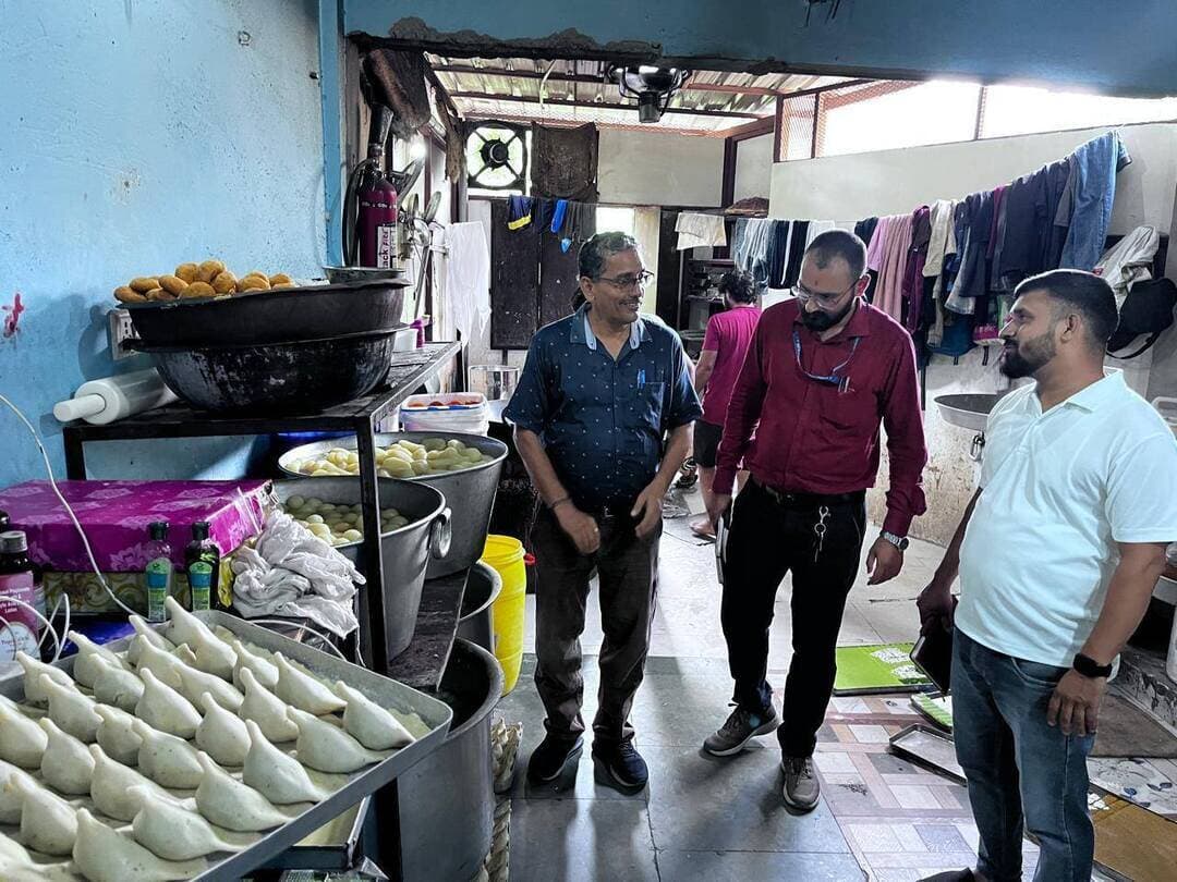 मिलावट के खिलाफ प्रशासन की सख्ती, छह खाद्य नमूने जांच को भेजे!! 12 मिष्ठान एवं रेस्टोरेंट प्रतिष्ठानों का निरीक्षण, एक्सपायरी खाद्य सामग्री मौके पर नष्ट!!
रुद्रप्रयाग जिलाधिकारी विशाल मिश्रा के निर्देश पर खाद्य पदार्थों में मिलावट की रोकथाम, चीनी की अनधिकृत स्टॉकिंग तथा व्यावसायिक प्रतिष्ठानों में घरेलू गैस सिलिंडरों के इस्तेमाल पर अंकुश लगाने के लिए जिला प्रशासन, पूर्ति विभाग, खाद्य संरक्षा एवं औषधि प्रशासन तथा पुलिस की संयुक्त टीम ने मुख्य बाजार में सघन निरीक्षण अभियान चलाया।
अभियान के दौरान टीम ने रेस्टोरेंट, मिष्ठान भंडार, किराना तथा फल-सब्जी की दुकानों का निरीक्षण किया। खाद्य संरक्षा एवं मानक अधिनियम-2006 के तहत 12 मिष्ठान एवं रेस्टोरेंट प्रतिष्ठानों का निरीक्षण करते हुए बर्फी, बोर्नवीटा बर्फी, मिल्क केक, बेसन लड्डू, बूंदी लड्डू और गुलाब जामुन के छह सर्विलांस खाद्य नमूने लिए गए। सभी नमूनों को जांच के लिए प्रयोगशाला भेज दिया गया है।
वहीं, टीम ने छह परचून एवं सब्जी की दुकानों का भी निरीक्षण किया। इस दौरान कुरकुरे, पास्ता, सोडा और ओट्स सहित एक्सपायरी खाद्य सामग्री मिलने पर उसे सख्त चेतावनी के साथ मौके पर ही नष्ट कराया गया।
पूर्ति विभाग की टीम ने व्यावसायिक प्रतिष्ठानों में घरेलू गैस सिलिंडरों के उपयोग और परचून की दुकानों में चीनी के स्टॉक की भी जांच की। अधिकारियों ने आगामी त्योहारी सीजन को देखते हुए खाद्य कारोबारियों को गुणवत्तापरक खाद्य सामग्री ही बेचने तथा एक्सपायरी सामग्री को बिक्री के लिए न रखने के निर्देश दिए।
अधिकारियों ने खाद्य प्रतिष्ठान संचालकों को खाद्य संरक्षा एवं मानक अधिनियम-2006 के प्रावधानों का अनिवार्य रूप से पालन करने, व्यावसायिक प्रतिष्ठानों में घरेलू गैस सिलिंडरों का उपयोग नहीं करने तथा परचून दुकानदारों को चीनी की अनधिकृत स्टॉकिंग से बचने की हिदायत दी। साथ ही सभी दुकानदारों को प्रतिष्ठानों पर सामग्री की दर सूची चस्पा करने और अद्यतन दरों को स्पष्ट रूप से प्रदर्शित करने के निर्देश दिए गए।
निरीक्षण दल में सहायक आयुक्त खाद्य संरक्षा एवं औषधि प्रशासन मनोज कुमार सेमवाल, पूर्ति निरीक्षक चन्द्रमोहन बरमोला, राजस्व उपनिरीक्षक अमित पुण्डीर, पुलिस विभाग से अमित सिंह पंवार एवं संजय कुमार तथा खाद्य संरक्षा विभाग के अनुसेवक सतवीर रावत शामिल रहे।