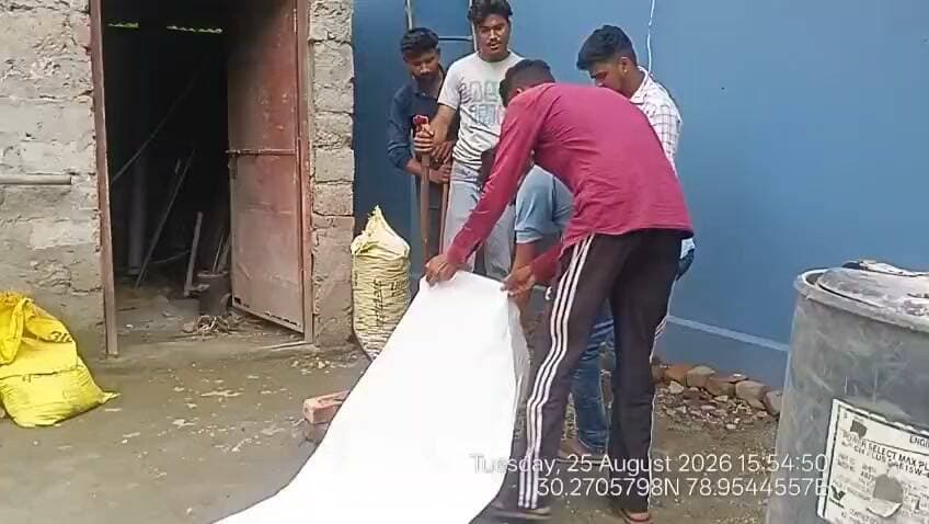 नगर पालिका क्षेत्र में आवारा कुत्ते का आतंक, पांच लोगों को काटने की सूचना!!
रुद्रप्रयाग नगर पालिका क्षेत्र में एक आवारा कुत्ते द्वारा पांच लोगों को काटे जाने की सूचना से लोगों में दहशत का माहौल बन गया। मामले का संज्ञान लेते हुए मंगलवार 25 अगस्त को नगर पालिका अध्यक्ष के नेतृत्व में पालिका की टीम गठित कर कुत्ते को पकड़ने के लिए अभियान चलाया गया।
नगर पालिका की टीम ने कार्रवाई करते हुए आवारा कुत्ते को वार्ड नंबर-7 रैंतोली क्षेत्र से पकड़ लिया। कुत्ते के पकड़े जाने के बाद नगर पालिका प्रशासन ने आमजन से सतर्कता बरतने की अपील की है।
पालिका की ओर से लोगों से अनुरोध किया गया है कि वे आसपास आवारा कुत्तों की मौजूदगी को लेकर सावधान रहें और बच्चों एवं बुजुर्गों का विशेष ध्यान रखें। किसी भी प्रकार की शिकायत अथवा सूचना होने पर नगर पालिका द्वारा जारी संबंधित संपर्क नंबरों पर जानकारी दी जा सकती है।