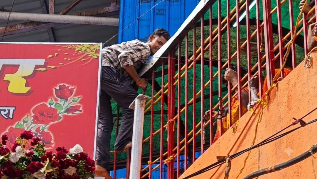 बाबा बैद्यनाथ मंदिर VIP गेट पर चढ़कर फूल बेच रहा था युवक, पुलिस की डांट से रेलिंग पर चढ़ा, बड़ा हादसा टला।
देवघर: –सावन की अंतिम सोमवारी के दिन बाबा बैद्यनाथ मंदिर परिसर में एक युवक की लापरवाही से बड़ा हादसा होते-होते टल गया। युवक मंदिर के VIP प्रवेश द्वार (पंडा धर्मरक्षणी सभा द्वार) के गेट के ऊपर चढ़कर कांवरियों को फूल बेच रहा था।
इसी दौरान मंदिर प्रबंधक रमेश परिहस्त और मौके पर तैनात पुलिसकर्मियों की नजर युवक पर पड़ी। पुलिस और मंदिर प्रबंधक ने उसे डांट लगाते हुए नीचे उतरने को कहा। पुलिस और रमेश परिहस्त को देखते ही घबराया उक्त युवक नीचे उतरने के बजाय कांवरिया रूट लाइन की रेलिंग पर चढ़ गया और वहां से भागने की कोशिश करने लगा।
युवक रेलिंग पर काफी ऊंचाई तक चढ़ने की कोशिश कर रहा था और डर के मारे थरथरा रहा था। इस दौरान उसके फिसलकर नीचे गिरने का खतरा बना हुआ था। अगर वह गिर जाता तो बड़ा हादसा हो सकता था।
स्थिति को देखते हुए VIP गेट पर तैनात पुलिसकर्मियों और मंदिर प्रबंधक रमेश परिहस्त ने किसी तरह युवक को सुरक्षित नीचे उतारा। इसके बाद युवक को जमकर फटकार लगाई गई और भविष्य में इस तरह जान जोखिम में डालकर फूल बेचने या प्रतिबंधित स्थान पर चढ़ने से मना किया गया।