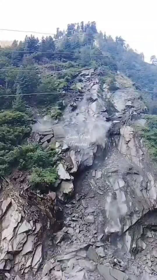* भरमौर में भूस्खलन से कोडल-उरई सड़क पूरी तरह क्षतिग्रस्त।
* पहाड़ी का बड़ा हिस्सा सड़क को बहाकर नाले में समाया, आवाजाही ठप।
* गनीमत रही, हादसे के वक्त सड़क पर नहीं था कोई वाहन या राहगीर।
(भूषण गुरुंग, चम्बा )
#landslide #chamba #bharmour