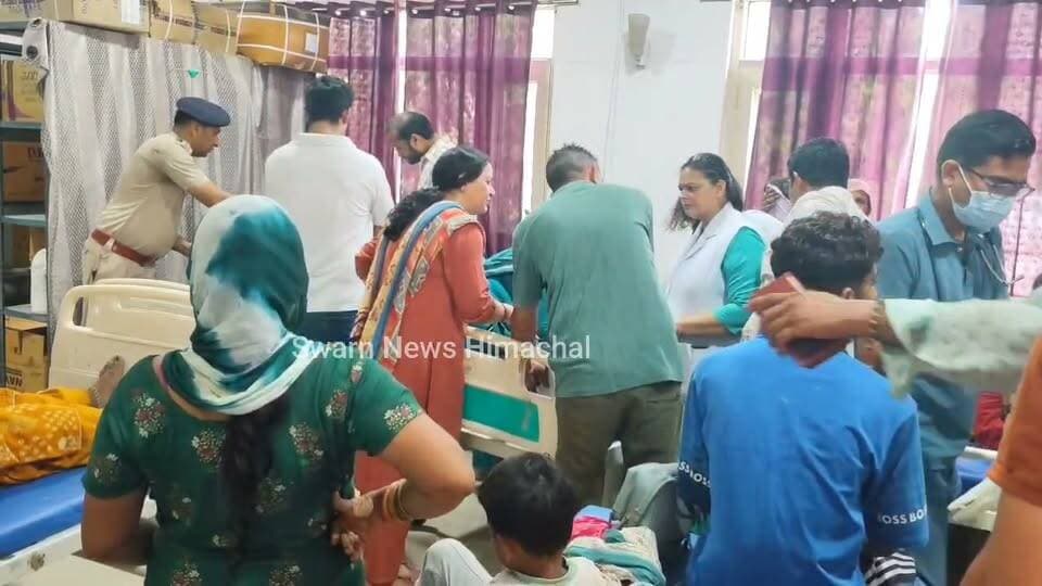* पीर निगाह के पास श्रद्धालुओं से भरा ट्रक गहरी खाई में गिरा।
* हादसे में कई श्रद्धालु घायल, बच्चों और महिलाओं भी शामिल।
* सभी घायल हरियाणा के करनाल स्थित इंद्री के रहने वाले बताए जा रहे हैं।
* ऊना अस्पताल से गंभीर घायलों को प्राथमिक उपचार के बाद PGI चंडीगढ़ रेफर किया गया।
(राजीव भनोट, ऊना )
#accident #Una #truckaccident