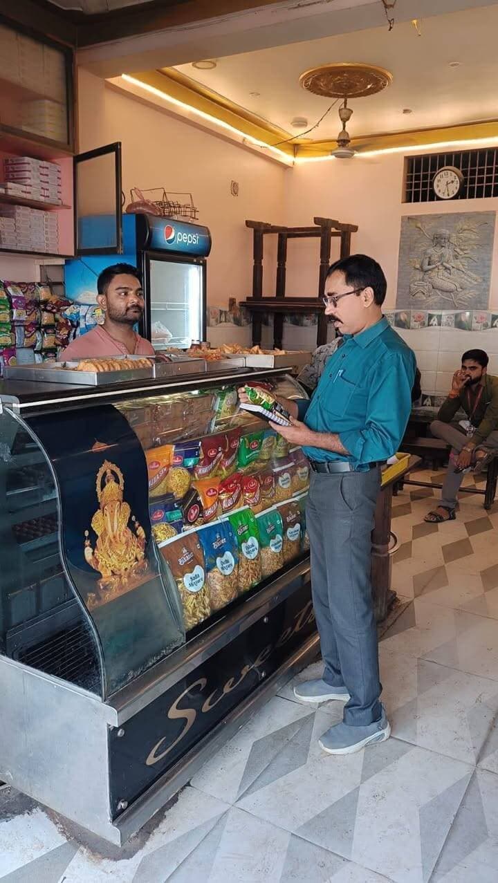 🔳मिठाइयों की गुणवत्ता पर खाद्य सुरक्षा विभाग की नजर
🔳देश भंडार, गोलू रेस्टोरेंट, बीकानेर मिष्ठान भंडार और कोजी स्वीट्स से मिठाई, खोया और नमकीन के नमूने लिए
🔳प्रयोगशाला जांच के बाद तय होगी खाद्य पदार्थों की गुणवत्ता,अमानक पाए जाने पर होगी वैधानिक कार्रवाई
🔳कटनी - त्योहारों और बढ़ती खाद्य खपत के बीच नागरिकों को सुरक्षित, शुद्ध और गुणवत्तापूर्ण खाद्य पदार्थ उपलब्ध कराने के लिए कलेक्टर श्री आशीष तिवारी के निर्देश पर खाद्य सुरक्षा विभाग ने जिले में निगरानी और नमूना कार्रवाई तेज कर दी है। कलेक्टर के निर्देश पर खाद्य सुरक्षा अधिकारियों की टीम द्वारा खाद्य प्रतिष्ठानों का निरीक्षण कर खाद्य पदार्थों के नमूने लिए जा रहे हैं।
इसी अभियान के तहत विभागीय टीम ने कटनी शहर के विभिन्न खाद्य प्रतिष्ठानों का निरीक्षण किया। सुभाष चौक स्थित देश भंडार में निरीक्षण के दौरान मिलावट की आशंका के चलते मैगज लड्डू, बूंदी लड्डू, खोया, सेलिब्रेशन पैक, सोनपापड़ी और कलाकंद के नमूने लिए गए।
वहीं हाउसिंग बोर्ड कॉलोनी स्थित गोलू रेस्टोरेंट से लड्डू, नमकीन और काजू कतली के नमूने संकलित किए गए। स्टेशन रोड स्थित बीकानेर मिष्ठान भंडार से कलाकंद, खोया और खोया पेड़ा के नमूने लिए गए। इसी क्षेत्र में स्थित कोजी स्वीट्स के निरीक्षण के दौरान गुणवत्ता को लेकर संदेह उत्पन्न होने पर लड्डू, बूंदी लड्डू और नमकीन के नमूने नियमानुसार लिए गए।
*लैब रिपोर्ट बताएगी खाद्य पदार्थों की वास्तविक गुणवत्ता*
खाद्य सुरक्षा विभाग द्वारा लिए गए सभी नमूने निर्धारित प्रक्रिया के अनुसार खाद्य परीक्षण प्रयोगशाला भेजे जा रहे हैं। अधिकारियों के अनुसार केवल निरीक्षण के आधार पर किसी खाद्य पदार्थ को मिलावटी या अमानक घोषित नहीं किया जा सकता। प्रयोगशाला परीक्षण में प्राप्त परिणामों के आधार पर ही खाद्य पदार्थ की वास्तविक संरचना, गुणवत्ता और मानकों के अनुरूप होने अथवा नहीं होने का अंतिम निर्धारण किया जाएगा।
*अमानक नमूने मिलने पर होगी सख्त कार्रवाई*
प्रयोगशाला जांच में यदि कोई नमूना खाद्य सुरक्षा एवं मानकों के अनुरूप नहीं पाया जाता है, तो संबंधित खाद्य प्रतिष्ठान के विरुद्ध खाद्य सुरक्षा एवं मानक अधिनियम, 2006 तथा संबंधित नियमों एवं विनियमों के तहत नियमानुसार वैधानिक कार्रवाई की जाएगी।
#JansamparkMP
#CMMadhyaPradesh
#DrMohanYadav51
#udaypratapmp
#jbpcommissioner
#katni
#कटनी
