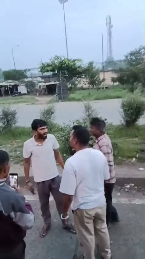 चेकिंग के नाम पर यह गुंडागर्दी है यह कौन लोग है जो बिना वर्दी के ड्राइवर के साथ मारपीट कर रहे हैं अक्सर देखा जाता है आरटीओ चेकिंग में बिना वर्दी के गुंडे खड़े होते हैं जो ड्राइवरों से अवैध वसूली और मारपीट करते हैं लेकिन इन पर कोई एक्शन नहीं होता वायरल वीडियो खवासा बॉर्डर का है