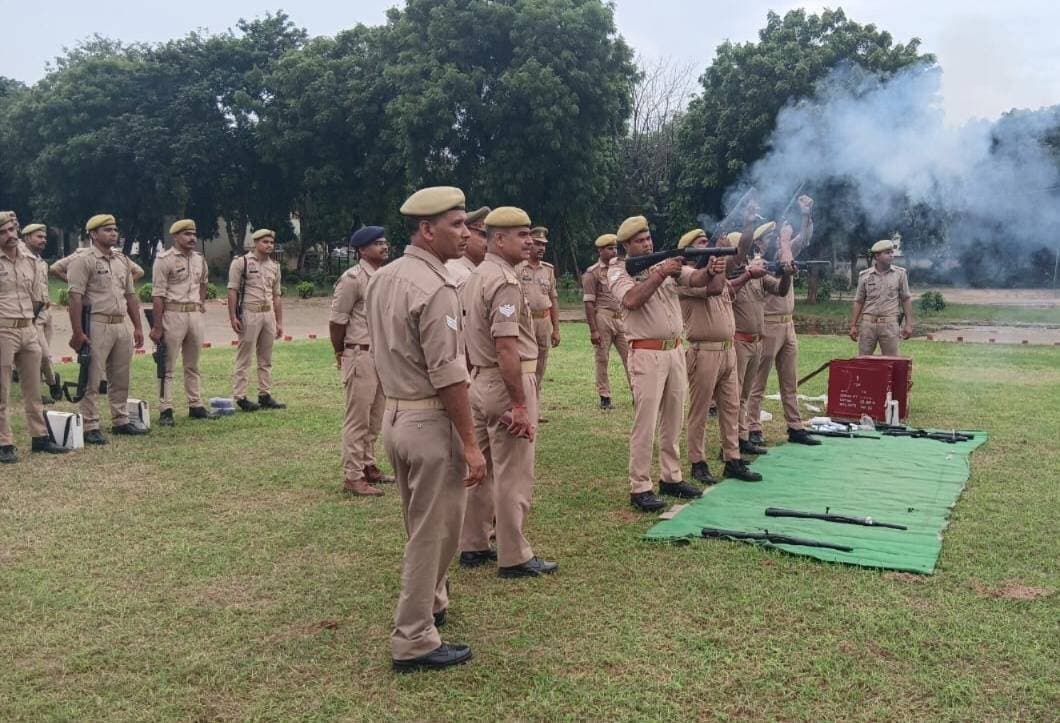 फिरोजाबाद में बारावफात को लेकर पुलिस का शक्ति प्रदर्शन, QRT को मिला दंगा-रोधी हथियारों का प्रशिक्षण
फिरोजाबाद। बारावफात पर्व से पहले फिरोजाबाद पुलिस पूरी तरह एक्शन मोड में है। पर्व को शांतिपूर्ण तरीके से निपटाने के लिए पुलिस लाइन में आज बड़ा अभ्यास किया गया।
एसएसपी आदित्य लांग्हे के निर्देशन और एएसपी सिटी के पर्यवेक्षण में सीओ लाइन ने QRT और शांति व्यवस्था में लगे जवानों को एंटी-रॉयट उपकरण चलाने की ट्रेनिंग दी।
जवानों को गैस गन, रबर बुलेट गन, टियर गैस लॉन्चर जैसे आधुनिक दंगा-रोधी हथियारों को चलाने का लाइव डेमो दिया गया। मकसद साफ है - अगर कहीं भी बवाल या उपद्रव की स्थिति बनती है तो पुलिस तुरंत और सख्ती से हालात पर काबू पा सके।
पुलिस अधिकारियों ने जवानों को निर्देश दिए कि ड्यूटी के दौरान पूरी सतर्कता, अनुशासन और आपसी तालमेल बनाए रखें।
#Firozabad #BarawafatAlert #SSP_Firozabad #UPPolice #QRT_Training #FirozabadNews #BreakingNews