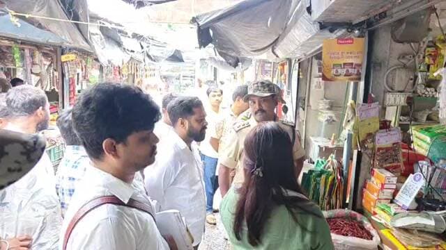 দৈনন্দিন জিনিস পত্রের দাম হুঁ হুঁ করে বাড়ছে তা খতিয়ে দেখছে মহকুমা প্রশাসন।