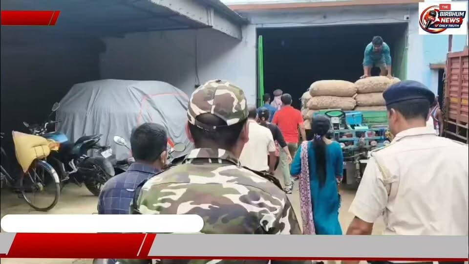 বোলপুর মহকুমা প্রশাসনের পক্ষ থেকে বিভিন্ন মুদিখানার আড়ত ও গোডাউনে অভিযান চালানো হয়। বাজারে কোনওভাবে কৃত্রিম সংকট তৈরি করে পণ্যের দাম বাড়ানো হচ্ছে কি না কিংবা অতিরিক্ত মজুতের মাধ্যমে বাজার নিয়ন্ত্রণের চেষ্টা হচ্ছে কি না, তা খতিয়ে দেখতেই এই অভিযান বলে প্রশাসন সূত্রে জানা গিয়েছে