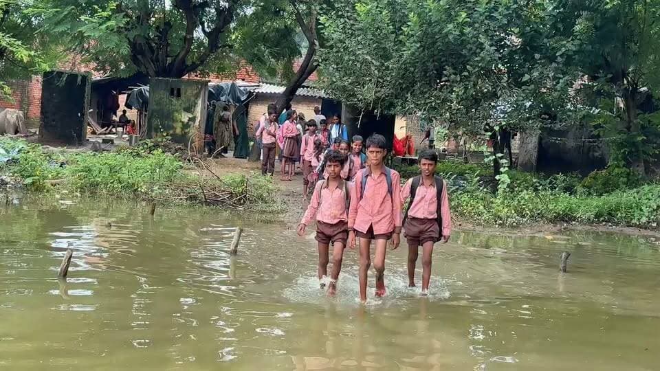 कोटवा में तालाब से बढ़े पानी से जन जीवन प्रभावित