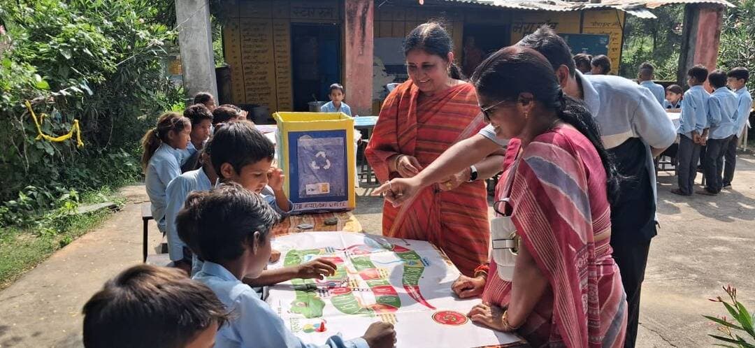 राजकीय उच्च माध्यमिक विद्यालय, विजयबावड़ी (गोगुन्दा) में "पृथ्वी संरक्षक" कोर्स के "स्टूडेंट लर्निंग शोकेस" का हुआ आयोजन, चार माह की मेहनत का दिखा असर
@followers @top fans News 24 Udaipur
<nis:link nis:type=tag nis:id=udaipur nis:value=Udaipur nis:enabled=true nis:link/> <nis:link nis:type=tag nis:id=viralpost nis:value=viralpost nis:enabled=true nis:link/> <nis:link nis:type=tag nis:id=nonfollowers nis:value=nonfollowers nis:enabled=true nis:link/> <nis:link nis:type=tag nis:id=students nis:value=students nis:enabled=true nis:link/>
राजकीय उच्च माध्यमिक विद्यालय, विजयबावड़ी में मगलवार 25/08/2026 को एक अनूठा नजारा देखने को मिला, जब कक्षा 3 से 5 तक के विद्यार्थी खुद शिक्षक की भूमिका में नजर आए। मौका था अनकॉम्प्रोमाइज़्ड कंपनी द्वारा आयोजित "स्टूडेंट लर्निंग शोकेस" का, जिसमें बच्चों ने चार माह की अनुभवात्मक पर्यावरण शिक्षा यात्रा के दौरान सीखे गए ज्ञान को बड़े आत्मविश्वास से प्रस्तुत किया।
कार्यक्रम में मुख्य अतिथि के रूप में सीबीईओ (CBEO) विजयलक्ष्मी सारस्वत तथा पीईईओ (PEEO) एवं विद्यालय की प्रधानाचार्या सुनीता धनखड़ विशेष रूप से मौजूद रहीं। अतिथियों ने विद्यार्थियों के विभिन्न लर्निंग स्टेशनों का अवलोकन किया, उनकी प्रस्तुतियां सुनीं और उनके साथ शैक्षणिक बोर्ड गेम भी खेले।
कार्यक्रम की शुरुआत प्रार्थना और पृथ्वी संरक्षक एक्शन गतिविधि से हुई। पाठ्यक्रम का फेसीलिटेशन कंपनी से आशय श्रीवास्तव द्वारा किया गया।
सात स्टेशनों पर दी जानकारी :
इस दौरान विद्यार्थियों ने सात अलग-अलग स्टेशनों के जरिए शिक्षकों और कक्षा 6, 7, 8 के बड़े विद्यार्थियों को पौधों के भाग, ऊर्जा मॉडल, पौधों के फायदे, जंगल में बीज कौन बोता है, जल एवं प्राकृतिक संसाधन, खाद्य शृंखला, कचरा प्रबंधन तथा बीज बोने जैसे विषयों पर जानकारी दी। कार्यक्रम का सबसे बड़ा आकर्षण रहा प्लांट लाइफ साइकिल बोर्ड गेम और नेचुरल रिसोर्सेज साँप-सीढ़ी खेल, जिसने खेल-खेल में पर्यावरण संरक्षण का संदेश रोचक अंदाज में पहुंचाया।
बच्चों के आत्मविश्वास ने जीता दिल :
चार माह की इस यात्रा में बच्चों के आत्मविश्वास, ज्ञान, संवाद कौशल और प्रस्तुति क्षमता में आए बदलाव ने सभी का ध्यान खींचा। बच्चों ने अतिथियों के सवालों का जवाब बड़े आत्मविश्वास से दिया, जिसे देख मौजूद शिक्षक और अतिथि ने विद्यार्थियों एवं कोर्स की सराहना की ।शोकेस के अंत में अनकॉम्प्रोमाइज्ड द्वारा विद्यार्थियों को पृथ्वी संरक्षक के प्रमाण-पत्र प्रदान कर उनका उत्साहवर्धन किया गया।
पीईईओ महोदया ने कहा कि विद्यार्थी अब निपुण भारत मिशन के तहत आयोजित निपुण मेले में भी अपनी सीख, ज्ञान एवं कौशल को प्रस्तुत करेंगे।
सीबीईओ विजयलक्ष्मी सारस्वत ने कहा कि पृथ्वी संरक्षक कोर्स के जरिए बच्चों ने न केवल पर्यावरण संरक्षण का महत्व समझा, बल्कि नेतृत्व, संवाद और प्रस्तुति जैसे जीवन कौशल भी सीखे,
news by :
सुनीता धनखड़
प्रधानाचार्या
राजकीय उच्च माध्यमिक विद्यालय, विजयबावड़ी
9461384675