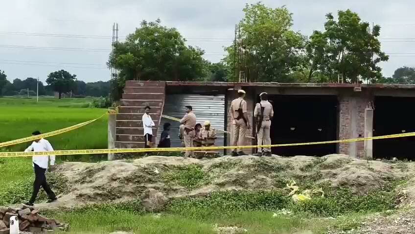 निर्माणाधीन मकान में युवक का सिर कटा शव मिलने से सनसनी
चारपाई पर पड़ा मिला शव, ग्रामीणों ने राशिद के रूप में की पहचान
मंझनपुर पुलिस जांच में जुटी, हत्या या अन्य पहलुओं की पड़ताल जारी
✒️ रिपोर्ट : नागेंद्र पांडये विशेष संवाददाता
उत्तरप्रदेश । कौशांबी जिले के मंझनपुर थाना क्षेत्र के बंधवा रजबर गांव में मंगलवार को उस समय सनसनी फैल गई, जब एक निर्माणाधीन मकान में चारपाई पर एक युवक का सिर कटा शव मिला। सूचना मिलते ही पुलिस मौके पर पहुंची और शव को कब्जे में लेकर पोस्टमार्टम के लिए भेज दिया। पुलिस घटना के सभी पहलुओं की गंभीरता से जांच कर रही है।
प्राप्त जानकारी के अनुसार, मंझनपुर थाना क्षेत्र के बंधवा रजबर गांव स्थित एक निर्माणाधीन मकान में चारपाई पर युवक का सिर कटा शव पड़ा मिला। शव मिलने की सूचना से पूरे गांव में हड़कंप मच गया और बड़ी संख्या में ग्रामीण मौके पर एकत्र हो गए।
स्थानीय लोगों ने मृतक की पहचान राशिद के रूप में की। घटना की जानकारी मिलते ही मंझनपुर थाना पुलिस और वरिष्ठ अधिकारी मौके पर पहुंचे। पुलिस ने घटनास्थल का निरीक्षण किया तथा आवश्यक साक्ष्य जुटाने की प्रक्रिया शुरू की।
शव को कब्जे में लेकर पोस्टमार्टम के लिए भेज दिया गया है। पुलिस का कहना है कि पोस्टमार्टम रिपोर्ट, फोरेंसिक साक्ष्यों और जांच के आधार पर घटना के वास्तविक कारणों का पता लगाया जाएगा।
फिलहाल यह स्पष्ट नहीं है कि घटना के पीछे हत्या का क्या कारण था और इसमें कौन लोग शामिल हो सकते हैं। पुलिस सभी संभावित पहलुओं को ध्यान में रखकर जांच कर रही है।
प्रमुख बिंदु
मंझनपुर क्षेत्र के बंधवा रजबर गांव का मामला।
निर्माणाधीन मकान में चारपाई पर मिला सिर कटा शव।
ग्रामीणों ने मृतक की पहचान राशिद के रूप में की।
पुलिस ने शव पोस्टमार्टम के लिए भेजा।
फोरेंसिक साक्ष्यों और अन्य पहलुओं की जांच जारी।
यह घटना क्षेत्र में चिंता का विषय बनी हुई है। पुलिस का कहना है कि मामले की निष्पक्ष और वैज्ञानिक तरीके से जांच की जा रही है। पोस्टमार्टम रिपोर्ट और अन्य साक्ष्यों के आधार पर आगे की कानूनी कार्रवाई की जाएगी। जांच पूरी होने से पहले घटना के कारणों या किसी व्यक्ति की भूमिका पर निष्कर्ष निकालना उचित नहीं होगा।
🟥 ND NEWS | दैनिक निष्पक्ष धारा की अपील
एनडी न्यूज़ आमजन से अपील करता है कि घटना से जुड़ी किसी भी अपुष्ट जानकारी या अफवाह को सोशल मीडिया पर साझा न करें। यदि किसी के पास इस मामले से संबंधित कोई महत्वपूर्ण सूचना हो तो उसे तत्काल पुलिस को उपलब्ध कराएं। प्रशासन से भी अपेक्षा है कि मामले की निष्पक्ष, पारदर्शी और त्वरित जांच सुनिश्चित कर दोषियों के विरुद्ध विधिसम्मत कार्रवाई करे।
जनहित सुझाव
किसी भी संदिग्ध गतिविधि की सूचना तुरंत पुलिस को दें।
अपराध स्थल पर भीड़ न लगाएं और साक्ष्यों से छेड़छाड़ न करें।
सोशल मीडिया पर अपुष्ट खबरें साझा करने से बचें।
जांच पूरी होने तक आधिकारिक जानकारी पर ही भरोसा करें।
कानून-व्यवस्था बनाए रखने में पुलिस का सहयोग करें।
👇👇👇
#NDNEWS #दैनिकनिष्पक्षधारा #Kaushambi #Manjhanpur #BreakingNews #CrimeNews #UPPolice #LawAndOrder #Investigation #Justice
👇👇
@kaushambipolice
@UPPolice
@dgpup
@UPGovt
@myogiadityanath
@CMOfficeUP
@112UttarPradesh
@InfoDeptUP
@PMOIndia
@MIB_India
👇👇
🟥 ND NEWS | दैनिक निष्पक्ष धारा
मुख्य संपादक / संस्थापक: राजन सिंह हाड़ा
सह-संपादक: शालिनी सिंह भदौरिया
✒️ रिपोर्ट : सहयोगी शिवा गुप्ता के साथ जिला ब्यूरो अजय श्रीवास्तव
📍 कार्यालय-3: U158, हीरा स्वीट्स के पास, विकास मार्ग, लक्ष्मी नगर, पूर्वी दिल्ली – 110092 (NCR)
📍 कार्यालय-2: विधानसभा रोड, बर्लिंगटन चौराहा, लखनऊ – 226001 (UP)
📍 कार्यालय-1: 1/1 अटल बिहारी चौराहा, नियर बर्मा चौराहा, फतेहपुर – 212601 (UP)
📅 दिनांक: 25 अगस्त 2026
📆 दिन: मंगलवार
📧 Email: ndnewschannel@gmail.com
📞 मोबाइल: 096961 19696