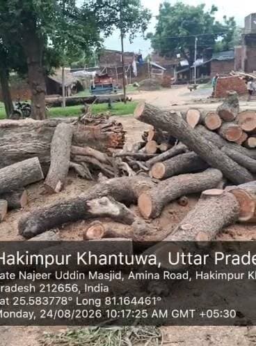 दिनदहाड़े कट रहे हरे पेड़, वन विभाग की कार्रवाई पर उठे सवाल
खन्तवां और ऐमापुर में कथित अवैध कटान का मामला, वीडियो वायरल होने से मचा हड़कंप
वन विभाग बोला—अनुमति से अधिक कटान मिली तो होगी सख्त कार्रवाई, जांच के लिए टीम रवाना
✒️ रिपोर्ट : पिंटू तिवारी
खखरेरू । फतेहपुर जनपद के खखरेरू क्षेत्र में हरे पेड़ों की कथित अवैध कटान का मामला सामने आने के बाद पर्यावरण संरक्षण को लेकर एक बार फिर सवाल उठने लगे हैं। खन्तवां गांव और ऐमापुर में हरे महुआ एवं नीम के पेड़ों की कटान के आरोप लगाए गए हैं। इस मामले का एक वीडियो भी सोशल मीडिया पर वायरल हो रहा है। हालांकि ND NEWS / दैनिक निष्पक्ष धारा वायरल वीडियो की स्वतंत्र पुष्टि नहीं करता है। वन विभाग ने मामले में जांच के बाद नियमानुसार कार्रवाई का भरोसा दिया है।
प्राप्त जानकारी के अनुसार, खखरेरू क्षेत्र के खन्तवां गांव के समीप हरे महुआ के पेड़ों तथा ऐमापुर गांव में नहर से लगभग 50 मीटर की दूरी पर स्थित हरे नीम के पेड़ों की कटान का मामला सामने आया है। स्थानीय लोगों का आरोप है कि कथित ठेकेदार द्वारा दिनदहाड़े पेड़ों की कटान कर लकड़ी मौके पर ही छोड़ दी गई।
घटना का वीडियो सोशल मीडिया पर तेजी से वायरल हो रहा है। वीडियो के वायरल होने के बाद स्थानीय लोगों में नाराजगी देखी जा रही है। ग्रामीणों का कहना है कि सरकार एक ओर पर्यावरण संरक्षण और पौधरोपण अभियान पर लाखों रुपये खर्च कर रही है, वहीं दूसरी ओर हरे पेड़ों की कथित अवैध कटान पर प्रभावी नियंत्रण नहीं हो पा रहा है।
ग्रामीणों का आरोप है कि यदि समय रहते कार्रवाई नहीं हुई तो क्षेत्र में हरियाली लगातार कम होती जाएगी, जिससे पर्यावरण संतुलन पर भी प्रतिकूल प्रभाव पड़ेगा। लोगों ने पूरे मामले की निष्पक्ष जांच कर दोषियों के विरुद्ध कठोर कार्रवाई की मांग की है।
वन विभाग का पक्ष भी आया सामने
मामले में वन क्षेत्राधिकारी गौरव सिंह ने बताया कि ऐमापुर में चार पेड़ों की कटान की वैध अनुमति दी गई है। यदि जांच में अनुमति से अधिक पेड़ों की कटान पाई जाती है तो संबंधित लोगों के विरुद्ध नियमानुसार कार्रवाई की जाएगी।
उन्होंने यह भी बताया कि खन्तवां गांव में विभागीय टीम भेज दी गई है और जांच रिपोर्ट के आधार पर आगे की कार्रवाई सुनिश्चित की जाएगी।
प्रमुख बिंदु
खखरेरू क्षेत्र के खन्तवां और ऐमापुर का मामला।
हरे महुआ और नीम के पेड़ों की कथित अवैध कटान का आरोप।
सोशल मीडिया पर वीडियो वायरल।
ग्रामीणों ने निष्पक्ष जांच और कार्रवाई की मांग की।
वन विभाग ने जांच के बाद कार्रवाई का आश्वासन दिया।
अनुमति से अधिक कटान मिलने पर कानूनी कार्रवाई की बात।
पर्यावरण संरक्षण केवल सरकारी योजनाओं का विषय नहीं बल्कि समाज की साझा जिम्मेदारी भी है। यदि जांच में अवैध वृक्ष कटान की पुष्टि होती है तो संबंधित व्यक्तियों के विरुद्ध वन एवं पर्यावरण संरक्षण से जुड़े प्रावधानों के तहत कार्रवाई की जा सकती है। फिलहाल पूरे मामले की वास्तविक स्थिति विभागीय जांच के बाद स्पष्ट होगी।
🟥 ND NEWS | दैनिक निष्पक्ष धारा की अपील
एनडी न्यूज़ आमजन से अपील करता है कि हरे-भरे वृक्षों की सुरक्षा को सामाजिक जिम्मेदारी समझें। यदि कहीं भी अवैध पेड़ कटान की सूचना मिले तो तत्काल वन विभाग, जिला प्रशासन अथवा स्थानीय पुलिस को अवगत कराएं। प्रशासन से भी अनुरोध है कि ऐसे मामलों में त्वरित, निष्पक्ष और पारदर्शी जांच कर दोषियों के विरुद्ध कठोर कार्रवाई सुनिश्चित करे, ताकि पर्यावरण संरक्षण की मुहिम प्रभावी बनी रहे।
👇👇👇
#NDNEWS #दैनिकनिष्पक्षधारा #Fatehpur #Khakhreu #Aimapur #Khantwa #IllegalTreeCutting #SaveTrees #Environment #ForestDepartment #GreenIndia #UPForest #EnvironmentalProtection #BreakingNews
👇👇
@dgpup
@RSSorg
@UPGovt
@wpl1090
@RSSgeet
@Uppolice
@MIB_India
@PMOIndia
@HMOIndia
@abmanglik
@VHPDigital
@igrangealld
@myogioffice
@InfoDeptUP
@dmfatehpur
@sdmsadarftp
@CMOfficeUP
@CMOUP_RC
@UPPRD1948
@ChiefSecyUP
@ChiefSecyUP
@MahantYogiG
@FatehpurSdm
@fatehpurpolice
@BajrangDalOrg
@rashtrapatibhvn
@UPMahilaKalyan
@112UttarPradesh
@myogiadityanath
@CommissionerPrg
@ADGZonPrayagraj
👇👇
🟥 ND NEWS | दैनिक निष्पक्ष धारा
मुख्य संपादक / संस्थापक: राजन सिंह हाड़ा
सह-संपादक: शालिनी सिंह भदौरिया
📍 कार्यालय-3: U158, हीरा स्वीट्स के पास, विकास मार्ग, लक्ष्मी नगर, पूर्वी दिल्ली – 110092 (NCR)
📍 कार्यालय-2: विधानसभा रोड, बर्लिंगटन चौराहा, लखनऊ – 226001 (UP)
📍 कार्यालय-1: 1/1 अटल बिहारी चौराहा, नियर बर्मा चौराहा, फतेहपुर – 212601 (UP)
📅 दिनांक: 25 अगस्त 2026
📆 दिन: मंगलवार
📧 Email: ndnewschannel@gmail.com
📞 मोबाइल: 096961 19696