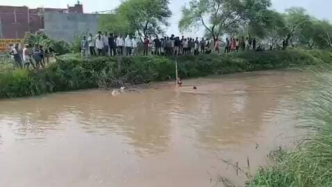 स्कूल से लौट रहे सगे भाई-बहन की नहर में डूबने से दर्दनाक मौत
बहन को बचाने के लिए नहर में कूदा भाई, दोनों की चली गई जान
बलुआ थाना क्षेत्र के मथेला गांव की हृदयविदारक घटना, पूरे गांव में पसरा मातम
✒️ रिपोर्ट :नागेंद्र पांडये विशेष संवाददाता
चंदौली (उत्तर प्रदेश)। चंदौली जिले के बलुआ थाना क्षेत्र के मथेला गांव में सोमवार को एक हृदयविदारक हादसे में सगे भाई-बहन की नहर में डूबने से मौत हो गई। प्रारंभिक जानकारी के अनुसार, स्कूल से घर लौटते समय बहन का पैर फिसलने से वह नहर में गिर गई। उसे बचाने के लिए भाई भी नहर में कूद गया, लेकिन दोनों गहरे पानी में डूब गए। घटना के बाद पूरे गांव में शोक का माहौल है। पुलिस ने मामले की जांच शुरू कर दी है।
प्राप्त जानकारी के अनुसार, बलुआ थाना क्षेत्र के मथेला गांव निवासी क्षितिज मौर्य और उसकी बहन साक्षी मौर्य स्कूल से घर लौट रहे थे। रास्ते में दोनों नहर के किनारे पहुंचे। इसी दौरान अचानक साक्षी का पैर फिसल गया और वह नहर में गिर गई।
अपनी बहन को डूबता देख क्षितिज ने बिना देर किए उसे बचाने के लिए नहर में छलांग लगा दी। लेकिन नहर में पानी अधिक होने और तेज बहाव के कारण दोनों खुद को नहीं बचा सके और डूब गए।
घटना की जानकारी मिलते ही आसपास के ग्रामीण मौके पर पहुंचे और पुलिस को सूचना दी। राहत एवं बचाव कार्य शुरू किया गया, लेकिन तब तक दोनों की मौत हो चुकी थी।
इस दर्दनाक घटना के बाद परिजनों का रो-रोकर बुरा हाल है। गांव में शोक की लहर दौड़ गई है और बड़ी संख्या में लोग पीड़ित परिवार को सांत्वना देने पहुंच रहे हैं।
पुलिस ने दोनों शवों को कब्जे में लेकर पोस्टमार्टम के लिए भेज दिया है। अधिकारियों का कहना है कि मामले की विधिक कार्रवाई की जा रही है और घटना के सभी पहलुओं की जांच की जा रही है।
प्रमुख बिंदु
चंदौली के बलुआ थाना क्षेत्र के मथेला गांव की घटना।
स्कूल से लौटते समय हुआ हादसा।
बहन का पैर फिसलने से वह नहर में गिरी।
भाई बचाने के लिए नहर में कूदा।
दोनों की डूबने से मौत।
पुलिस ने जांच शुरू की।
यह हादसा जलाशयों और नहरों के किनारे बरती जाने वाली सावधानी के महत्व को एक बार फिर सामने लाता है। विशेष रूप से बच्चों की सुरक्षा के लिए अभिभावकों, स्थानीय प्रशासन और संबंधित विभागों द्वारा आवश्यक सतर्कता और सुरक्षा उपाय सुनिश्चित किए जाने की आवश्यकता है। मामले की जांच जारी है।
🟥 ND NEWS | दैनिक निष्पक्ष धारा की अपील
एनडी न्यूज़ आमजन से अपील करता है कि बच्चों को नहरों, तालाबों और अन्य गहरे जल स्रोतों के पास अकेले न जाने दें। प्रशासन से अनुरोध है कि नहर किनारे चेतावनी बोर्ड, सुरक्षा बैरिकेडिंग और संवेदनशील स्थानों पर निगरानी की व्यवस्था सुनिश्चित की जाए। समय पर सावधानी कई अनमोल जिंदगियां बचा सकती है।
जनहित सुझाव
बच्चों को नहर और नदी किनारे अकेले न जाने दें।
जलाशयों के पास चेतावनी संकेतों का पालन करें।
तैरना न आने पर पानी में किसी को बचाने के लिए सीधे न कूदें, पहले स्थानीय लोगों और आपातकालीन सेवाओं को बुलाएं।
संवेदनशील स्थानों पर सुरक्षा रेलिंग और बैरिकेड लगाने की व्यवस्था की जाए।
किसी भी दुर्घटना की स्थिति में तुरंत 112 और स्थानीय प्रशासन को सूचना दें।
👇👇
#NDNEWS #दैनिकनिष्पक्षधारा #Chandauli #Balua #Mathela #BreakingNews #DrowningAccident #SchoolChildren #UPPolice #WaterSafety #PublicSafety #UttarPradesh
👇👇
@UPGovt
@myogiadityanath
@CMOfficeUP
@UPPolice
@dgpup
@112UttarPradesh
@InfoDeptUP
@HMOIndia
@MIB_India
@PMOIndia
@chandaulipolice
@dmchandauli
👇👇👇
🟥 ND NEWS | दैनिक निष्पक्ष धारा
मुख्य संपादक / संस्थापक: राजन सिंह हाड़ा
सह-संपादक: शालिनी सिंह भदौरिया
✒️ रिपोर्ट : सहयोगी शिवा गुप्ता के साथ जिला ब्यूरो अजय श्रीवास्तव
📍 कार्यालय-3: U158, हीरा स्वीट्स के पास, विकास मार्ग, लक्ष्मी नगर, पूर्वी दिल्ली – 110092 (NCR)
📍 कार्यालय-2: विधानसभा रोड, बर्लिंगटन चौराहा, लखनऊ – 226001 (UP)
📍 कार्यालय-1: 1/1 अटल बिहारी चौराहा, नियर बर्मा चौराहा, फतेहपुर – 212601 (UP)
📅 दिनांक: 25 अगस्त 2026
📆 दिन: मंगलवार
📧 Email: ndnewschannel@gmail.com
📞 मोबाइल: 096961 19696