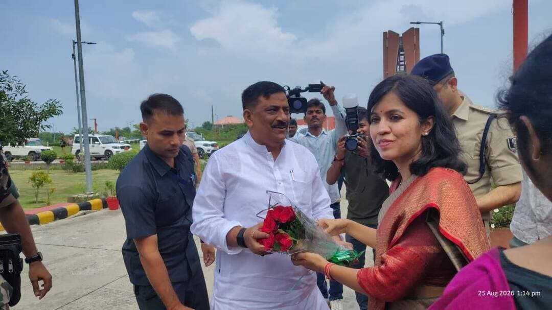 प्रेस विज्ञप्ति
नालन्दा।
दिनाँक 25 अगस्त 2026
जिला जनसंपर्क कार्यालय, नालंदा।
................................
परिवहन, पर्यटन एवं संस्कृति संबंधी संसदीय स्थायी समिति ने किया नालंदा विश्वविद्यालय का दौरा
राजगीर, नालंदा :- परिवहन, पर्यटन एवं संस्कृति संबंधी संसदीय स्थायी समिति के अध्यक्ष एवं राज्यसभा सांसद श्री संजय कुमार झा के नेतृत्व में समिति के 19 सदस्यीय प्रतिनिधिमंडल ने मंगलवार को नालंदा-राजगीर क्षेत्र के अध्ययन दौरे के क्रम में नालंदा विश्वविद्यालय का दौरा किया।
प्रतिनिधिमंडल में दोनों सदनों के माननीय सांसद शामिल थे, जिनमें श्री राजीव प्रताप रूड़ी, श्री मनोज तिवारी और श्रीमती सुधा मूर्ति सहित अन्य सांसद शामिल रहे।
दौरे के दौरान सांसदों ने विश्वविद्यालय परिसर का भ्रमण किया और कुलपति, शिक्षकों, अधिकारियों एवं विद्यार्थियों के साथ संवाद किया। इस संवाद के माध्यम से प्रतिनिधिमंडल ने विश्वविद्यालय के शैक्षणिक वातावरण, अंतरराष्ट्रीय दृष्टिकोण, परिसर के विकास तथा नालंदा की ऐतिहासिक विरासत से जुड़े समकालीन ज्ञान-केंद्र के रूप में विश्वविद्यालय की उभरती भूमिका को समझा।
नालंदा विश्वविद्यालय के कुलपति प्रोफेसर सचिन चतुर्वेदी ने प्रतिनिधिमंडल को विश्वविद्यालय के शैक्षणिक कार्यक्रमों, बढ़ते अंतरराष्ट्रीय विद्यार्थी समुदाय, शोध एवं अकादमिक सहयोग तथा नए परिसर के विकास के बारे में जानकारी दी। उन्होंने विश्वविद्यालय के विशिष्ट अंतर-सांस्कृतिक एवं अंतरराष्ट्रीय शैक्षणिक वातावरण को भी रेखांकित किया, जहां विभिन्न देशों से आए विद्यार्थी और शोधार्थी साथ रहकर अध्ययन एवं अकादमिक संवाद करते हैं।
संवाद के दौरान विश्वविद्यालय के नेट-जीरो परिसर, अक्षय ऊर्जा, जल प्रबंधन तथा पर्यावरण-अनुकूल बुनियादी ढांचे के समेकित स्वरूप की भी जानकारी दी गई। समिति के सदस्यों ने नालंदा की ऐतिहासिक विरासत को आधुनिक वैश्विक शिक्षा एवं शोध से जोड़ने की दिशा में विश्वविद्यालय द्वारा किए जा रहे प्रयासों में विशेष रुचि दिखाई।
दौरे के दौरान संसदीय स्थायी समिति के अध्यक्ष श्री संजय कुमार झा ने नालंदा विश्वविद्यालय के विकास और उसकी बढ़ती वैश्विक उपस्थिति की सराहना की। नालंदा के पुनर्निर्माण की ऐतिहासिक यात्रा का उल्लेख करते हुए उन्होंने कहा कि लगभग 800 वर्षों के बाद नालंदा को पुनः विकसित करने की परिकल्पना आज ठोस रूप में सामने आई है। उन्होंने संतोष व्यक्त करते हुए कहा कि आज विश्वविद्यालय में 1,000 से अधिक विद्यार्थी अध्ययनरत हैं, परिसर नेट-जीरो है तथा बिजली और पानी की अपनी समेकित व्यवस्थाएं हैं, जबकि विश्वविद्यालय की वैश्विक अकादमिक उपस्थिति भी लगातार बढ़ रही है। उन्होंने कहा कि नालंदा से जुड़ा गौरव, इतिहास और उसकी पहचान आज विश्वविद्यालय के माध्यम से एक समकालीन स्वरूप में फिर से सामने आ रही है।
बैठक में अंतरराष्ट्रीय विद्यार्थियों की भागीदारी बढ़ाने, बिहार के विद्यार्थियों की अधिक भागीदारी सुनिश्चित करने, विश्वविद्यालय की अंतरराष्ट्रीय दृश्यता को और मजबूत करने तथा नालंदा-राजगीर क्षेत्र में बौद्ध एवं विरासत पर्यटन के व्यापक विकास की संभावनाओं पर भी चर्चा हुई।
संवाद के दौरान प्रतिनिधिमंडल के सदस्यों ने नालंदा विश्वविद्यालय के वर्तमान स्वरूप और वैश्विक शैक्षणिक दृष्टिकोण के साथ इसके विकास की सराहना की। श्रीमती सुधा मूर्ति ने नालंदा के ऐतिहासिक महत्व का उल्लेख करते हुए उम्मीद जताई कि नया नालंदा विश्वविद्यालय भी प्राचीन नालंदा की गौरवशाली परंपरा के अनुरूप वैश्विक प्रतिष्ठा हासिल करेगा।
श्री राजीव प्रताप रूड़ी ने नालंदा की ऐतिहासिक विरासत को आधुनिक और पर्यावरण-सचेत विश्वविद्यालय परिसर के साथ जोड़ने के प्रयासों की सराहना की। श्री मनोज तिवारी ने विश्वविद्यालय में जारी विकास कार्यों के महत्व और नालंदा के शैक्षणिक एवं पर्यटन परिवेश को और मजबूत करने की संभावनाओं को रेखांकित किया। श्री इमरान प्रतापगढ़ी ने विद्यार्थियों एवं विश्वविद्यालय के कर्मचारियों के साथ संवाद को दौरे का महत्वपूर्ण हिस्सा बताते हुए कहा कि इससे समिति के सदस्यों को विश्वविद्यालय के वर्तमान शैक्षणिक वातावरण को प्रत्यक्ष रूप से समझने का अवसर मिला।
यह दौरा समिति द्वारा नालंदा और राजगीर की विरासत, पर्यटन अवसंरचना एवं पर्यटकों के लिए उपलब्ध सुविधाओं की व्यापक समीक्षा के क्रम में आयोजित किया गया। इस दौरान क्षेत्र को एक समेकित विरासत एवं बौद्ध पर्यटन गंतव्य के रूप में और विकसित करने की संभावनाओं पर भी विचार किया गया।
नालंदा विश्वविद्यालय ने संसदीय स्थायी समिति के दौरे तथा विश्वविद्यालय के शैक्षणिक, सांस्कृतिक एवं अंतरराष्ट्रीय जुड़ाव को और सुदृढ़ करने से जुड़े रचनात्मक संवाद के लिए समिति के सदस्यों के प्रति आभार व्यक्त किया।
नालंदा विश्वविद्यालय का दौरा करने वाले माननीय सांसद
श्री संजय कुमार झा (अध्यक्ष); श्री अजय कुमार मंडल; श्री अनुराग शर्मा; श्री देवेश चंद्र ठाकुर; श्री के. ई. प्रकाश; श्री मनोज तिवारी; श्री मियां अल्ताफ अहमद; श्री राहुल कासवान; श्री राजीव प्रताप रूड़ी; श्री सुरेश कुमार शेटकर; श्री विश्वेश्वर हेगड़े कागेरी; श्री गोला बाबू राव; श्री इमरान प्रतापगढ़ी; श्री केशरी देव सिंह दिग्विजय झाला; श्री नदीमुल हक; श्री आर. के. चौधरी; श्री एस. कल्याण सुंदरम; श्रीमती सुधा मूर्ति; एवं श्रीमती जून मालिया, श्रीमती उदिता सिंह, जिलाधिकारी, नालंदा, श्री हृदय कांत, पुलिस अधीक्षक, नालंदा, सुश्री सारा अशरफ, उप विकास आयुक्त, नालंदा श्री राजीव रंजन कुमार सिन्हा, अपर समाहर्ता, नालन्दा, अनुमंडल पदाधिकारी, राजगीर एवं अन्य पदाधिकारी गण उपस्थित थें।
Samrat Choudhary
CMO Bihar
Sanjay Kumar Jha
Manoj Tiwari 'Mridul'
Information & Public Relations Department, Government of Bihar
Nalanda University, Rajgir
#ParliamentaryCommittee #Transport #Tourism #Culture