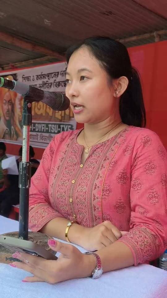 অবিলম্বে বিদ্যালয়গুলোতে পর্যাপ্ত পরিমাণে শিক্ষক নিয়োগ করতে হবে, দপ্তরে দপ্তরে হাজার হাজার শূন্যপদে দ্রুত নিয়োগ করতে হবে, রাজ্যের বেকার-যুবকদের স্বার্থে অবিলম্বে PRTC চালু করতে হবে, ককবরক ভাষাকে অষ্টম তফশীলে অন্তর্ভুক্ত করতে হবে, যুব সমাজকে নেশার হাত থেকে বাঁচাতে প্রশাসনের কঠোর ভূমিকা গ্রহণ করতে হবে সহ রাজ্যের ছাত্র এবং যুব সংশ্লিষ্ট দাবির ভিত্তিতে SFI-TSU-DYFI-TYF খোয়াই বিভাগীয় কমিটির যৌথ উদ্যোগে খোয়াই নৃপেন চক্রবর্তী এভিনিউ প্রাঙ্গনে গণঅবস্থান।
