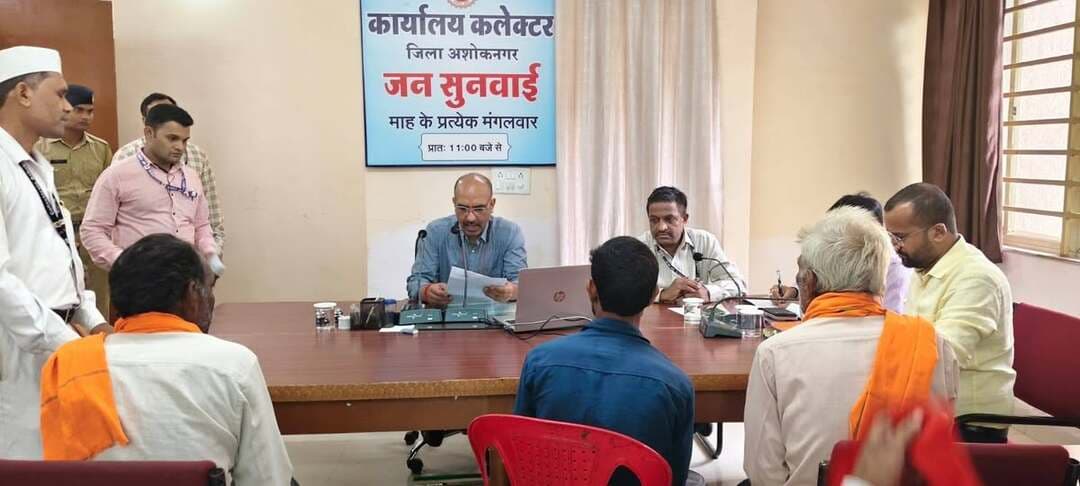 जनसुनवाई में कलेक्टर ने 157 आवेदकों की सुनीं समस्याएं
अधिकारियों को दिए निराकरण के निर्देश
---
जिला मुख्यालय में मंगलवार को आयोजित साप्ताहिक जनसुनवाई में कलेक्टर श्री साकेत मालवीय ने आमजन की समस्याओं एवं शिकायतों को गंभीरता से सुना। कलेक्ट्रेट में आयोजित जनसुनवाई में जिले के विभिन्न क्षेत्रों से आए 157 आवेदकों ने आवेदन दिए। कलेक्टर श्री मालवीय ने प्रत्येक आवेदन का अवलोकन करते हुए संबंधित विभागीय अधिकारियों को आवेदनों का समय-सीमा में निराकरण सुनिश्चित करने के निर्देश दिए। उन्होंने कहा कि जनसुनवाई शासन और प्रशासन के प्रति नागरिकों के विश्वास का माध्यम है, इसलिए प्राप्त आवेदनों पर संवेदनशीलता एवं प्राथमिकता के साथ कार्रवाई की जाए।
जनसुनवाई में ग्राम जलालपुर निवासी माधौसिंह द्वारा प्रधानमंत्री किसान सम्मान निधि दिलाये जाने,अशोकनगर निवासी विनीता अहिरवार द्वारा पति की मृत्यु होने पर आर्थिक सहायता राशि दिलाये जाने,ग्राम सेमराहाट निवासी परमाल अहिरवार द्वारा आधार कार्ड बनवाये जाने,ग्राम गतासोनेरा निवासी सुसाव सिंह अहिरवार द्वारा लोन पर अधिक रेट लगाये जाने,अशोकनगर निवासी नारायण रजक द्वारा प्रधानमंत्री आवास स्वीकृत कराये जाने,मुंगावली निवासी मोहन सांसी द्वारा बिजली का बिल अधिक आने,अशोकनगर निवासी मनोज शर्मा द्वारा आर्थिक सहायता राशि दिलाये जाने,वार्ड 08 अशोकनगर निवासी नीलम यादव द्वारा राशन कार्ड की पात्रता पर्ची बनवाये जाने,ग्राम बिजलीपुर निवासी बाज सिख द्वारा प्रधानमंत्री आवास स्वीकृत कराये जाने,ग्राम रावसर जागीर निवासी भानू रघुवंशी स्वामित्व योजना का लाभ दिलाये जाने,ग्राम खोरीबरी निवासी बब्लू यादव द्वारा ई-केवायसी कराये जाने,रूसल्ली चक्क निवासी सुनीता बाई द्वारा विधवा पेंशन स्वीकृत कराये जाने सहित अन्य समस्याओं संबंधी आवेदन प्राप्त हुए है।जनसुनवाई में प्राप्त आवेदनों को संबंधित विभागों को अग्रेषित करते हुए उनके निराकरण के निर्देश संबंधित अधिकारियों को दिए।
जनसुनवाई में मुख्य कार्यपालन अधिकारी जिला पंचायत श्री राजेश जैन, अपर कलेक्टर श्री डी.एन.सिंह, संयुक्त कलेक्टर श्री विकास कुमार आनंद ,एसडीएम अशोकनगर श्री इसरार खान,डिप्टी कलेक्टर श्री भुवनेश चौहान सहित जिला अधिकारी उपस्थित रहे। साथ ही अनुविभागीय अधिकारी राजस्व, तहसीलदार, जनपद पंचायत सीईओ एवं सीएमओ ने गूगल मीट से जुडकर भाग लिया।
#ashoknagar