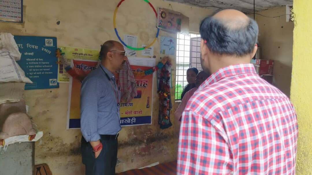 कलेक्टर ने किया ग्राम जमाखेड़ी के आंगनबाड़ी केंद्र एवं स्कूल का निरीक्षण
बच्चों के टीकाकरण पंजी संधारित करने के दिए निर्देश
---
कलेक्टर श्री साकेत मालवीय ने मंगलवार को जनपद पंचायत अशोकनगर के ग्राम जमाखेड़ी स्थित आंगनबाड़ी केंद्र एवं शासकीय प्राथमिक स्कूल का निरीक्षण कर वहां संचालित गतिविधियों एवं बच्चों को उपलब्ध कराई जा रही सुविधाओं का जायजा लिया।
निरीक्षण के दौरान कलेक्टर श्री मालवीय ने आंगनबाड़ी केंद्र में बच्चों के टीकाकरण से संबंधित पंजी नियमित रूप से संधारित किए जाने के निर्देश दिए। साथ ही आंगनबाड़ी केंद्र की उपस्थिति पंजी में दर्ज संख्या से कम बच्चे पाए जाने पर आंगनवाड़ी कार्यकर्ता एवं सहायिका को कारण बताओं नोटिस देकर तीन- तीन दिवस का वेतन काटे जाने की निर्देश दिए। कलेक्टर ने आंगनबाड़ी केंद्र में बच्चों की नियमित उपस्थिति सुनिश्चित करने, अभिलेखों को अद्यतन रखने तथा शासन की योजनाओं एवं सेवाओं का लाभ पात्र हितग्राहियों तक प्रभावी रूप से पहुंचाने के निर्देश संबंधित अधिकारियों को दिए। उन्होंने शासकीय स्कूल पहुंचकर स्कूल संचालन की व्यवस्थाओं को देखा। उन्होंने स्कूली बच्चों से मध्यान्ह भोजन सहित अन्य जानकारी ली तथा शिक्षकों को आवश्यक निर्देश दिए।
#AshokNagar