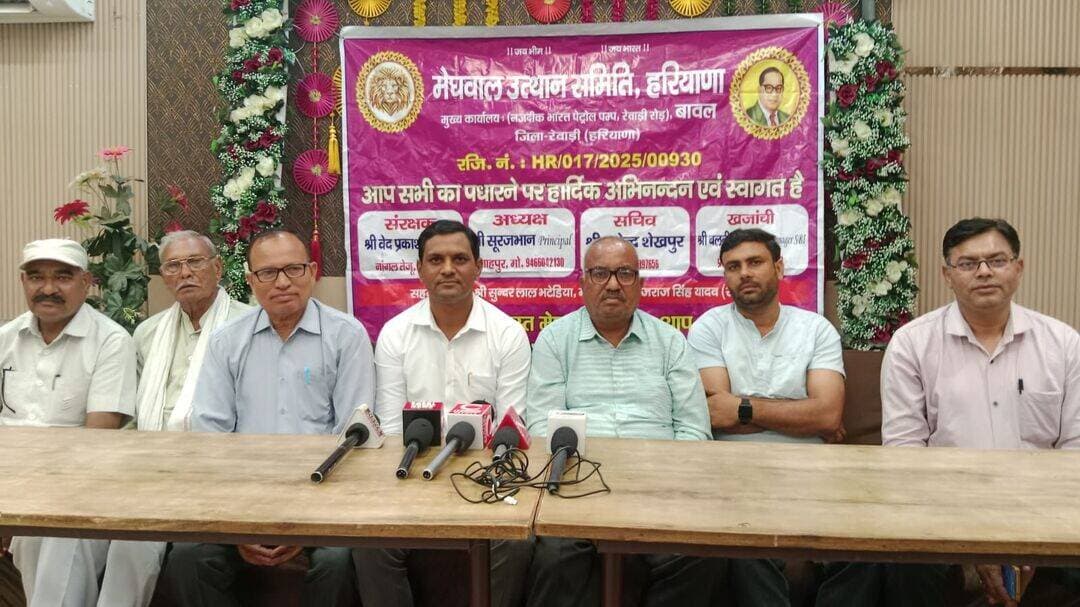 मेघवाल उत्थान समिति ने जताया आभार - अनुसूचित जाति समाज के साथ ही मुख्यमंत्री, प्रशासन और पत्रकार बंधुओं का धन्यवाद*
*बावल।* मेघवाल उत्थान समिति, हरियाणा ने आज रेवाड़ी में प्रेस वार्ता का आयोजन कर कल 23 अगस्त को बावल अनाज मंडी में आयोजित *मेघवाल उत्थान समिति के तत्वाधान पर समस्त अनुसूचित जाति समरसता सम्मेलन* को सफल बनाने के लिए सभी का आभार व्यक्त किया।
समिति के पदाधिकारियों ने कहा कि माननीय मुख्यमंत्री *श्री नायब सिंह सैनी जी* का बावल की धरती पर पधारना हमारे समाज के लिए गौरव की बात है। मुख्यमंत्री जी ने जो मान-सम्मान समाज को दिया है, उसके लिए पूरा मेघवाल समाज उनका हृदय से धन्यवाद करता है। वही समिति के पदाधिकारियों ने समस्त अनुसूचित जाति समाज का भी आभार जताया जो हजारों की संख्या में पहुँचकर कार्यक्रम भव्य बनाने का काम किया। इससे ये साफ हो गया कि अगर अनुसूचित जाति समाज एकजुट होकर अपने अधिकारों की लडाई लड़े तो बड़े से बड़े मुकाम को हासिल कर सकते है। समिति ने समस्त समाज के साथ साथ ही जिला प्रशासन रेवाड़ी, बावल प्रशासन, पुलिस प्रशासन का भी धन्यवाद किया जिन्होंने कार्यक्रम को शांतिपूर्ण और सफल बनाने में पूरा सहयोग दिया।
साथ ही समिति ने विशेष रूप से *सभी पत्रकार बंधुओं* का आभार जताया, जिन्होंने इस समरसता सम्मेलन को अपनी लेखनी और कवरेज से जन-जन तक पहुंचाया।
इस अवसर पर संयोजक *वेदप्रकाश (Rtd SDO),अध्यक्ष सूरजभान मेघवाल,कानूनी सलाहकार एडवोकेट रजवन्त डहिनवाल, सचिव भूपेन्द्र मेघवाल शेखपुर,मुख्य सलाहकार सांवत सिंह पूर्व सरपंच, महेन्द्र सिंह झाझरिया, भूपसिंह बलेवा, मुनीराम ,विक्रम मेघवाल बेरवाल, देवेन्द्रपॉल मेघवाल,महिपाल फदनी, हीरसिंह वैद्य, सतीश मेघवाल* सहित सभी पदाधिकारी मौजूद रहे।
*जारीकर्ता:*
*भूपेन्द्र मेघवाल शेखपुर*
*सचिव*
*मेघवाल उत्थान समिति, हरियाणा*